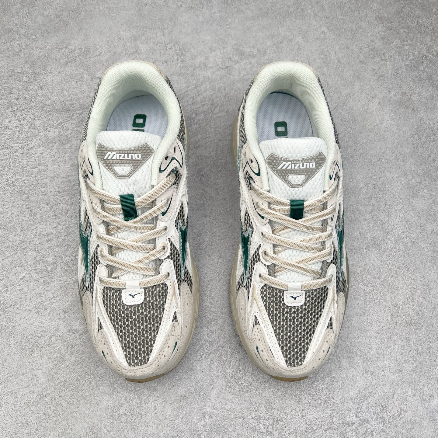 图片[2]-Mizuno Speed 2K 美津浓复古厚底织物合成革防滑耐磨透气低帮休闲跑步鞋 美津浓（Mizuno）是日本美津浓株式会社于1906年创立的运动品牌，经过一个多世纪的不断努力现已成为世界著名的运动器具、服装和鞋类生产商。美津浓力求服务于各类运动项目，并竭力使运动生活更加愉快和振奋。产品种类齐全，覆盖几乎全部主要运动项目，达到30万多个品类。尺码：36 36.5 37.5 38 38.5 39 40 40.5 41 42 42.5 43 44 44.5 45-选品中心