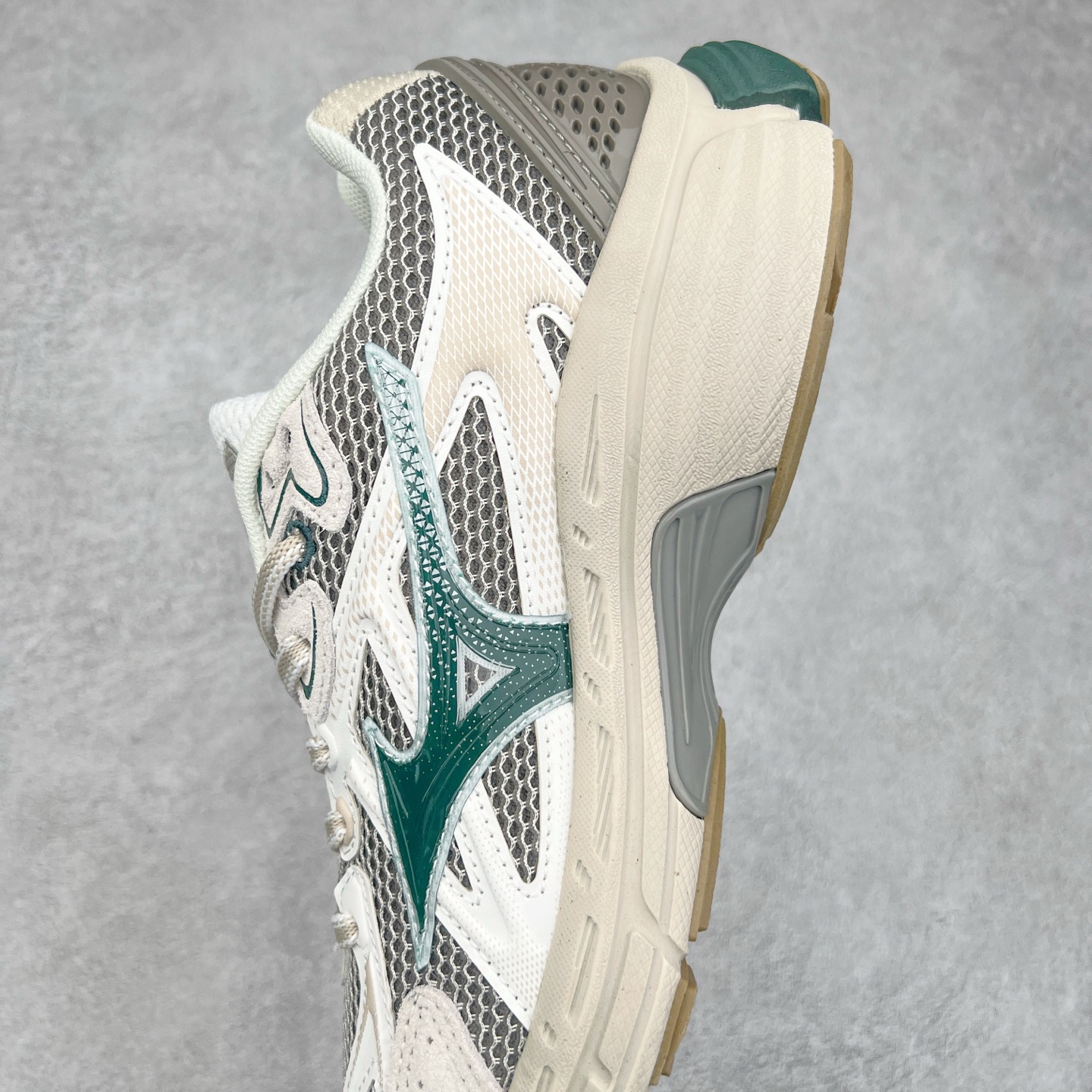 图片[7]-Mizuno Speed 2K 美津浓复古厚底织物合成革防滑耐磨透气低帮休闲跑步鞋 美津浓（Mizuno）是日本美津浓株式会社于1906年创立的运动品牌，经过一个多世纪的不断努力现已成为世界著名的运动器具、服装和鞋类生产商。美津浓力求服务于各类运动项目，并竭力使运动生活更加愉快和振奋。产品种类齐全，覆盖几乎全部主要运动项目，达到30万多个品类。尺码：36 36.5 37.5 38 38.5 39 40 40.5 41 42 42.5 43 44 44.5 45-选品中心