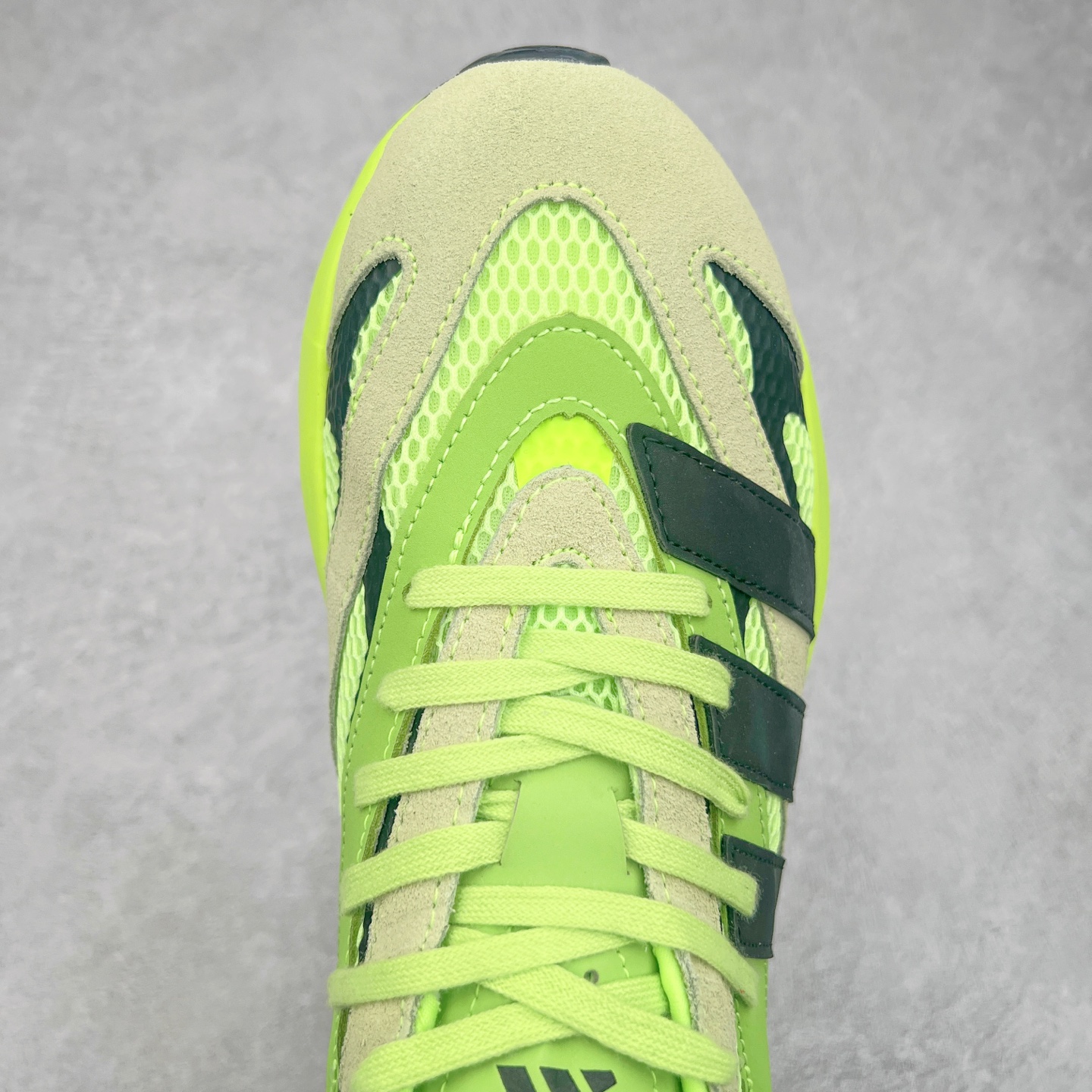 图片[4]-AD LIGHTBLAZE 流光舒适防滑耐磨低帮跑步鞋 JP7308 前卫的专业跑鞋风格造型，LIGHTBLAZE延续了竞速美学的流线轮廓，保留住了与 AdizeroAdios Pro Evo 1相类似厚底理念和「宽三道杠」的视觉元素。尺码：36 36.5 37.5 38 38.5 39 40 40.5 41 42 42.5 43 44 44.5 45-选品中心