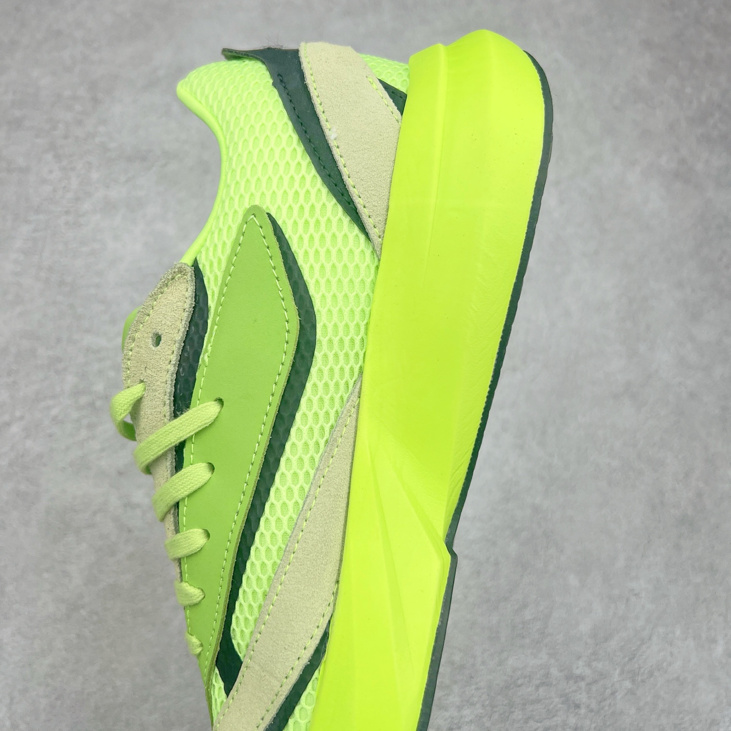 图片[6]-AD LIGHTBLAZE 流光舒适防滑耐磨低帮跑步鞋 JP7308 前卫的专业跑鞋风格造型，LIGHTBLAZE延续了竞速美学的流线轮廓，保留住了与 AdizeroAdios Pro Evo 1相类似厚底理念和「宽三道杠」的视觉元素。尺码：36 36.5 37.5 38 38.5 39 40 40.5 41 42 42.5 43 44 44.5 45-选品中心