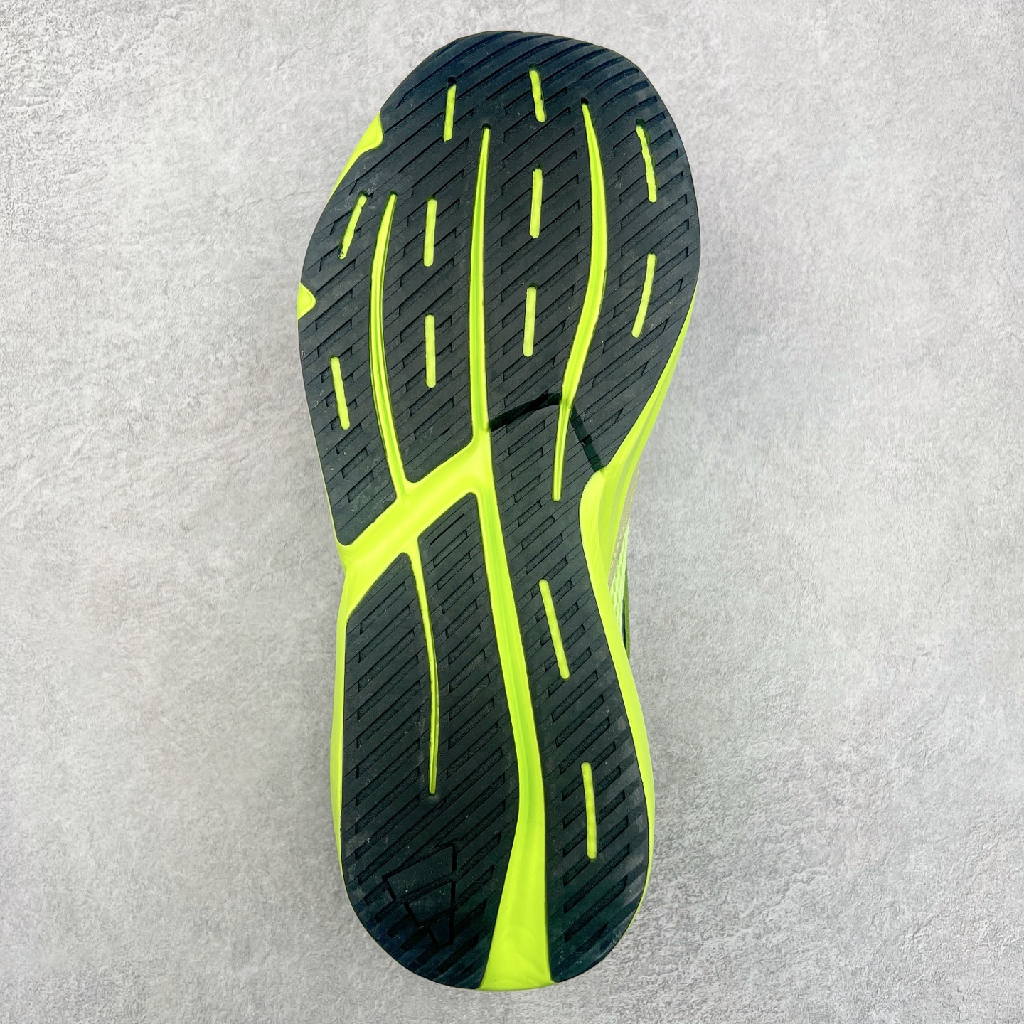 图片[9]-AD LIGHTBLAZE 流光舒适防滑耐磨低帮跑步鞋 JP7308 前卫的专业跑鞋风格造型，LIGHTBLAZE延续了竞速美学的流线轮廓，保留住了与 AdizeroAdios Pro Evo 1相类似厚底理念和「宽三道杠」的视觉元素。尺码：36 36.5 37.5 38 38.5 39 40 40.5 41 42 42.5 43 44 44.5 45-选品中心