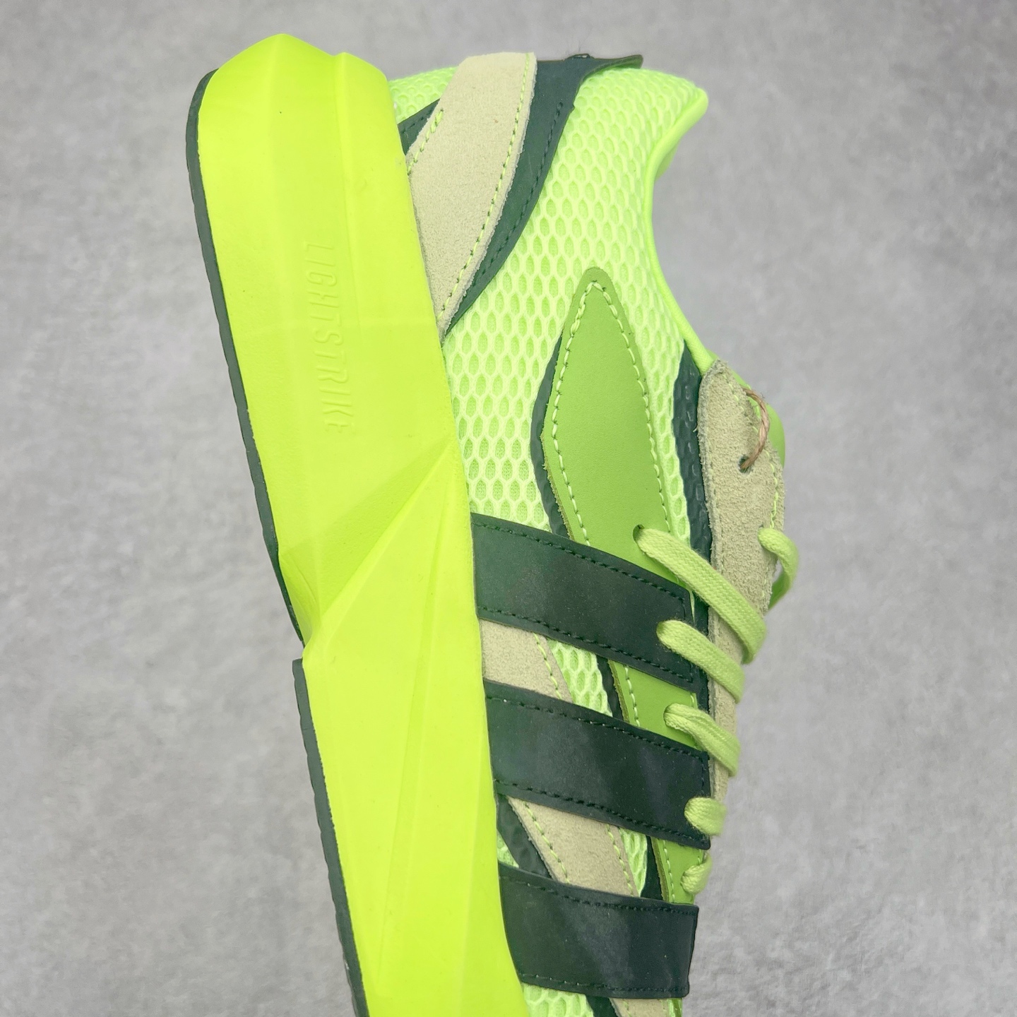 图片[7]-AD LIGHTBLAZE 流光舒适防滑耐磨低帮跑步鞋 JP7308 前卫的专业跑鞋风格造型，LIGHTBLAZE延续了竞速美学的流线轮廓，保留住了与 AdizeroAdios Pro Evo 1相类似厚底理念和「宽三道杠」的视觉元素。尺码：36 36.5 37.5 38 38.5 39 40 40.5 41 42 42.5 43 44 44.5 45-选品中心