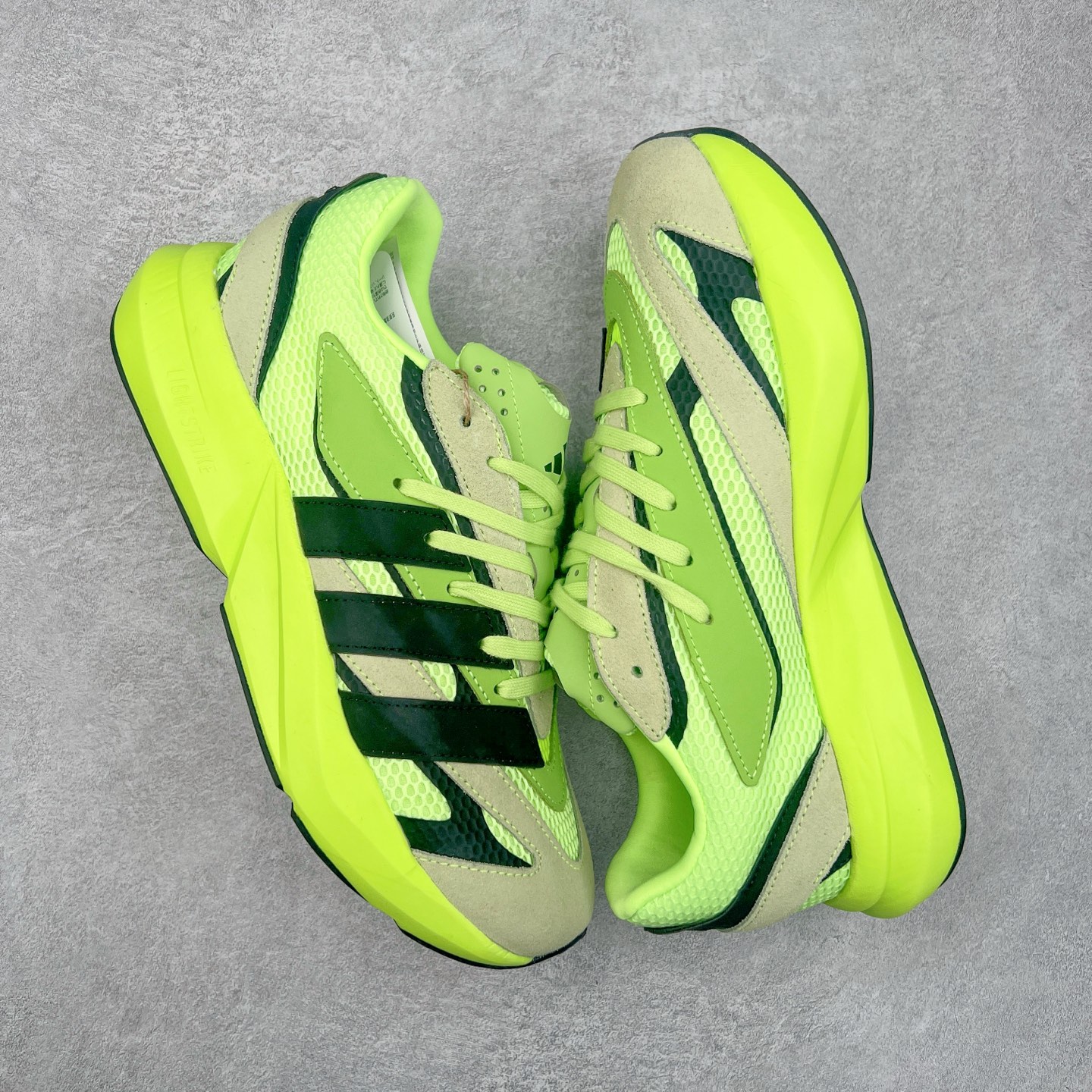 图片[3]-AD LIGHTBLAZE 流光舒适防滑耐磨低帮跑步鞋 JP7308 前卫的专业跑鞋风格造型，LIGHTBLAZE延续了竞速美学的流线轮廓，保留住了与 AdizeroAdios Pro Evo 1相类似厚底理念和「宽三道杠」的视觉元素。尺码：36 36.5 37.5 38 38.5 39 40 40.5 41 42 42.5 43 44 44.5 45-选品中心