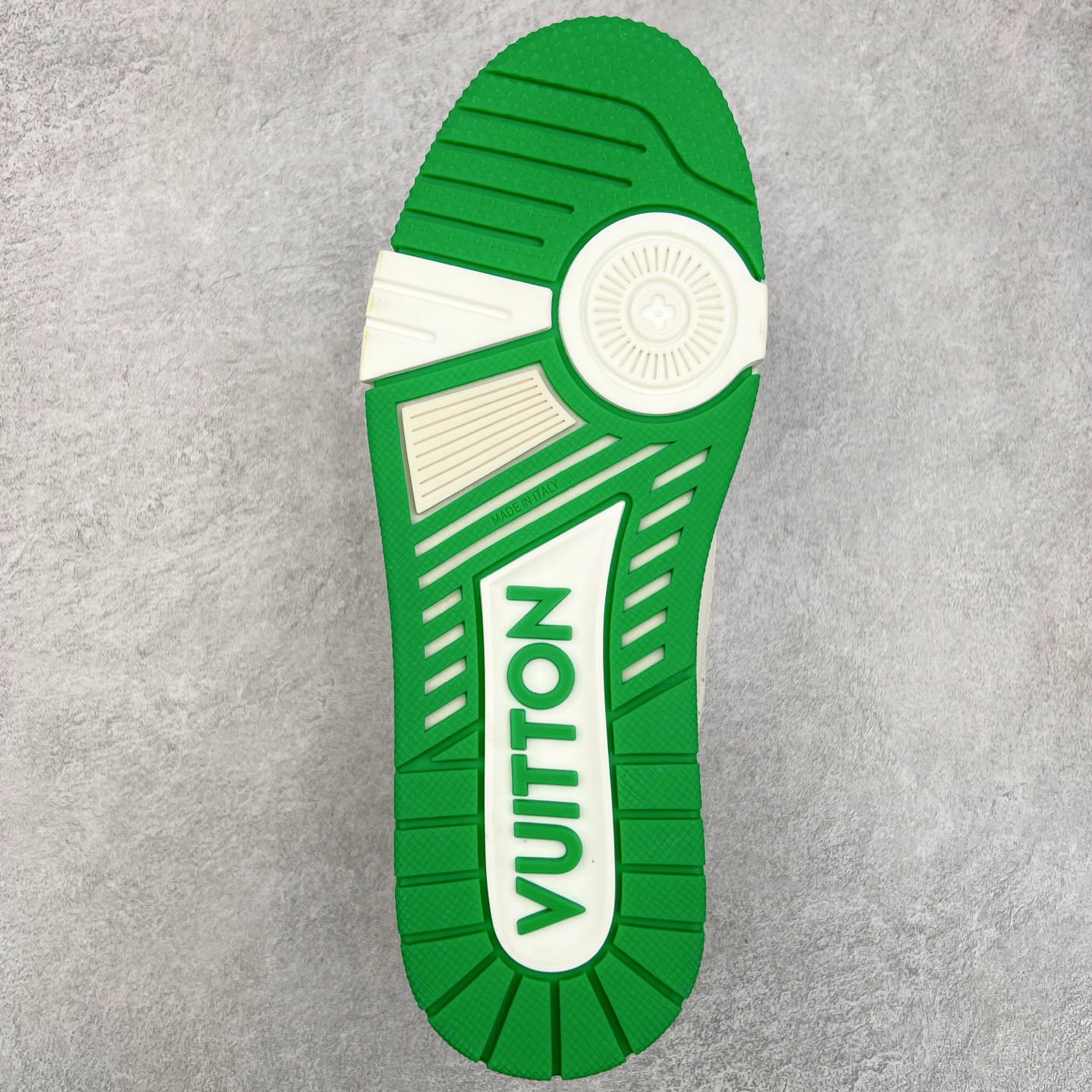 图片[9]-Louis Vuitton Trainer lv时装走秀运动鞋板鞋 老外外贸私人订单 口碑实力大厂出品 头层性价比版本 全套原纸板楦头开发 原汁原味 完美呈现版型 原数据独家私模大底 超高清洁度 极限压缩成本 超级跑量款式 全套原楦原纸版原鞋开模 独家磨具开发男女鞋 全网最具灵魂的版型 正确原装黄色鞋盒 正确中底印花 鞋面印花3D高频深度立体 全鞋电脑针车 紧密相连 针距密度一致 环保乳胶注塑鞋垫 厚度脚感还原原版 皮面裁剪部位 统一油边封口工艺 原装橡胶大底含胶量大底组合零偏差 专柜全套包装 防尘袋 说明书 质保卡 尺码：36 37 38 39 40 41 42 43 44 45-选品中心