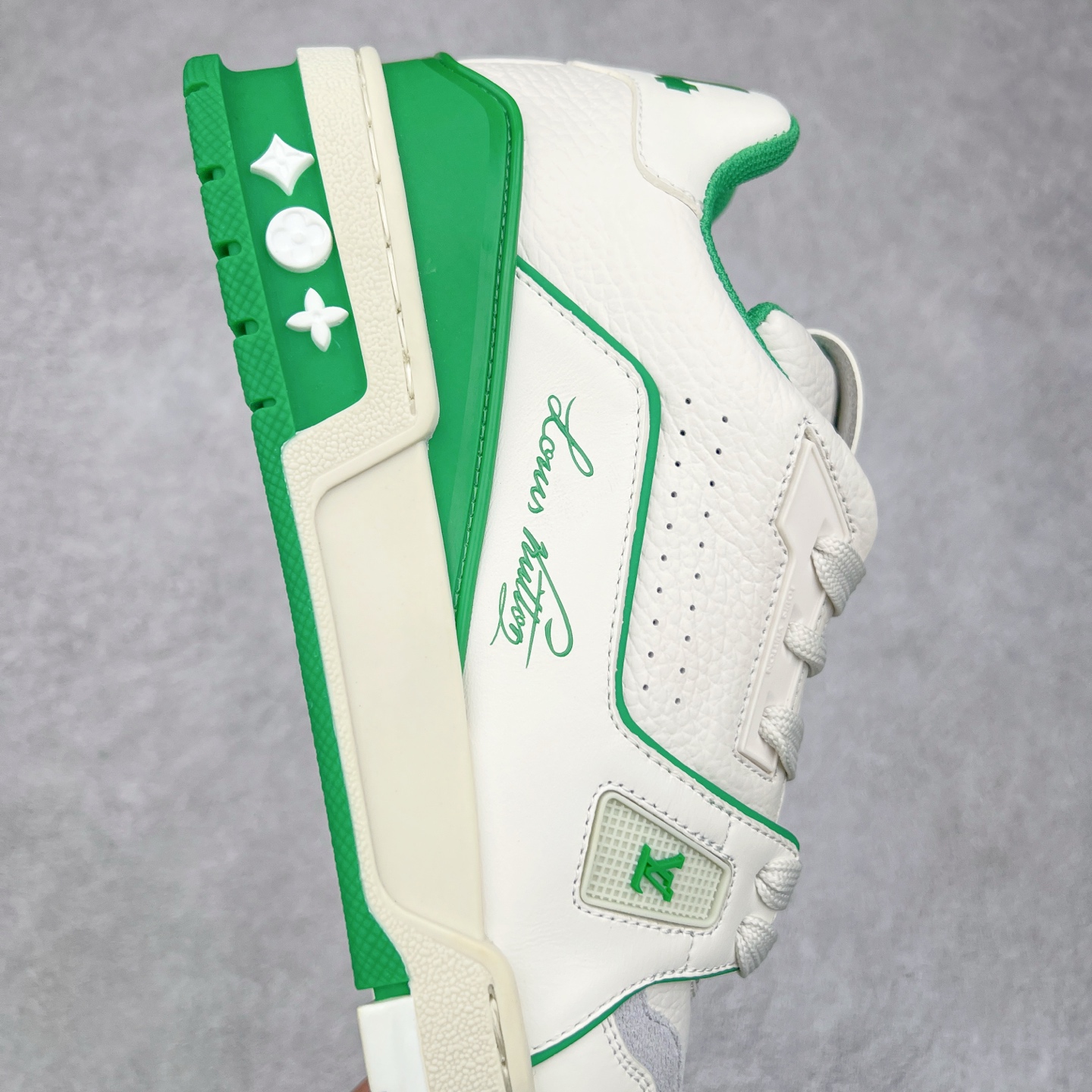 图片[6]-Louis Vuitton Trainer lv时装走秀运动鞋板鞋 老外外贸私人订单 口碑实力大厂出品 头层性价比版本 全套原纸板楦头开发 原汁原味 完美呈现版型 原数据独家私模大底 超高清洁度 极限压缩成本 超级跑量款式 全套原楦原纸版原鞋开模 独家磨具开发男女鞋 全网最具灵魂的版型 正确原装黄色鞋盒 正确中底印花 鞋面印花3D高频深度立体 全鞋电脑针车 紧密相连 针距密度一致 环保乳胶注塑鞋垫 厚度脚感还原原版 皮面裁剪部位 统一油边封口工艺 原装橡胶大底含胶量大底组合零偏差 专柜全套包装 防尘袋 说明书 质保卡 尺码：36 37 38 39 40 41 42 43 44 45-选品中心