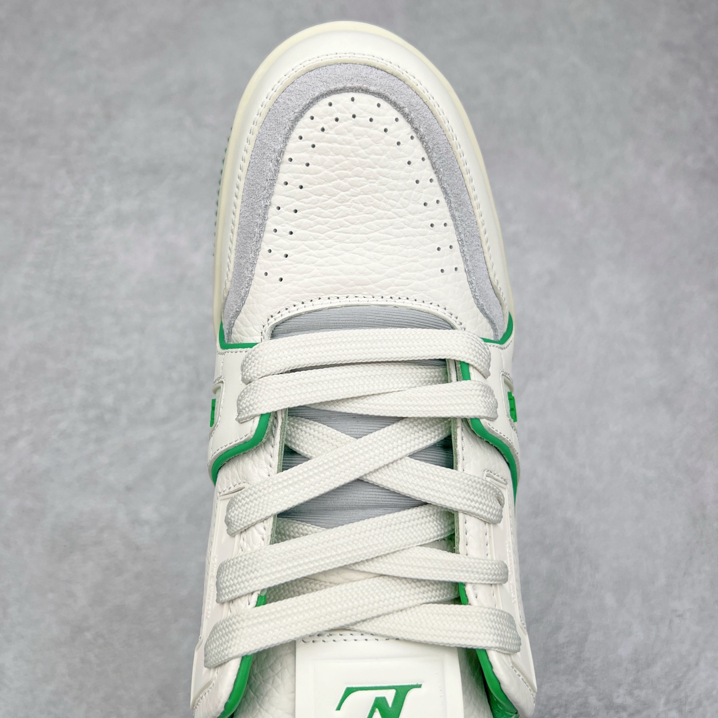 图片[4]-Louis Vuitton Trainer lv时装走秀运动鞋板鞋 老外外贸私人订单 口碑实力大厂出品 头层性价比版本 全套原纸板楦头开发 原汁原味 完美呈现版型 原数据独家私模大底 超高清洁度 极限压缩成本 超级跑量款式 全套原楦原纸版原鞋开模 独家磨具开发男女鞋 全网最具灵魂的版型 正确原装黄色鞋盒 正确中底印花 鞋面印花3D高频深度立体 全鞋电脑针车 紧密相连 针距密度一致 环保乳胶注塑鞋垫 厚度脚感还原原版 皮面裁剪部位 统一油边封口工艺 原装橡胶大底含胶量大底组合零偏差 专柜全套包装 防尘袋 说明书 质保卡 尺码：36 37 38 39 40 41 42 43 44 45-选品中心