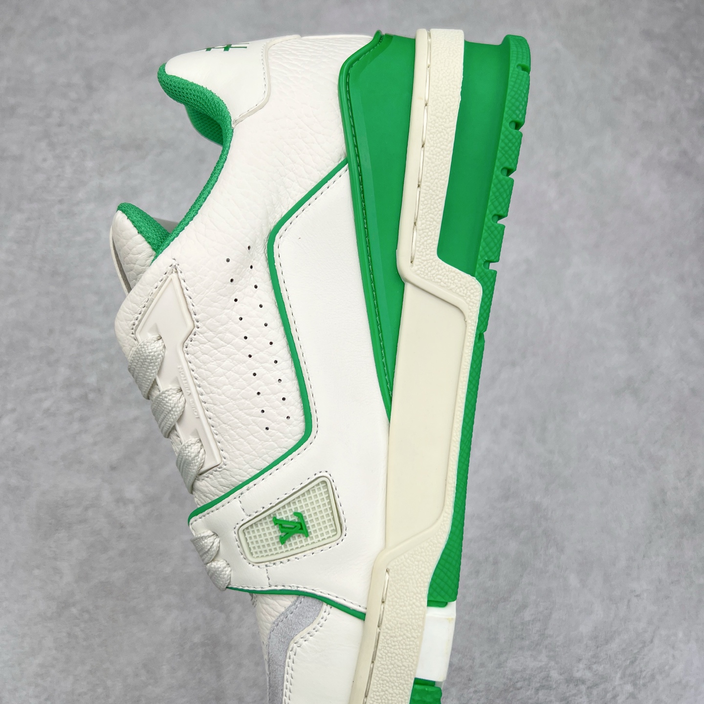 图片[7]-Louis Vuitton Trainer lv时装走秀运动鞋板鞋 老外外贸私人订单 口碑实力大厂出品 头层性价比版本 全套原纸板楦头开发 原汁原味 完美呈现版型 原数据独家私模大底 超高清洁度 极限压缩成本 超级跑量款式 全套原楦原纸版原鞋开模 独家磨具开发男女鞋 全网最具灵魂的版型 正确原装黄色鞋盒 正确中底印花 鞋面印花3D高频深度立体 全鞋电脑针车 紧密相连 针距密度一致 环保乳胶注塑鞋垫 厚度脚感还原原版 皮面裁剪部位 统一油边封口工艺 原装橡胶大底含胶量大底组合零偏差 专柜全套包装 防尘袋 说明书 质保卡 尺码：36 37 38 39 40 41 42 43 44 45-选品中心