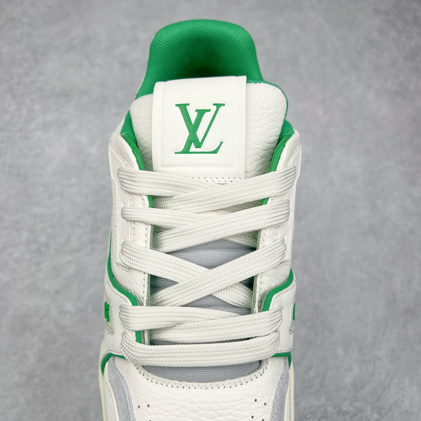 图片[5]-Louis Vuitton Trainer lv时装走秀运动鞋板鞋 老外外贸私人订单 口碑实力大厂出品 头层性价比版本 全套原纸板楦头开发 原汁原味 完美呈现版型 原数据独家私模大底 超高清洁度 极限压缩成本 超级跑量款式 全套原楦原纸版原鞋开模 独家磨具开发男女鞋 全网最具灵魂的版型 正确原装黄色鞋盒 正确中底印花 鞋面印花3D高频深度立体 全鞋电脑针车 紧密相连 针距密度一致 环保乳胶注塑鞋垫 厚度脚感还原原版 皮面裁剪部位 统一油边封口工艺 原装橡胶大底含胶量大底组合零偏差 专柜全套包装 防尘袋 说明书 质保卡 尺码：36 37 38 39 40 41 42 43 44 45-选品中心