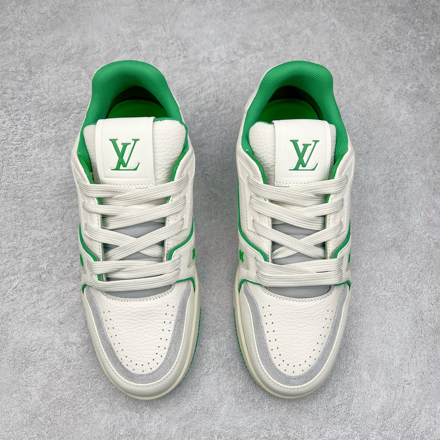 图片[2]-Louis Vuitton Trainer lv时装走秀运动鞋板鞋 老外外贸私人订单 口碑实力大厂出品 头层性价比版本 全套原纸板楦头开发 原汁原味 完美呈现版型 原数据独家私模大底 超高清洁度 极限压缩成本 超级跑量款式 全套原楦原纸版原鞋开模 独家磨具开发男女鞋 全网最具灵魂的版型 正确原装黄色鞋盒 正确中底印花 鞋面印花3D高频深度立体 全鞋电脑针车 紧密相连 针距密度一致 环保乳胶注塑鞋垫 厚度脚感还原原版 皮面裁剪部位 统一油边封口工艺 原装橡胶大底含胶量大底组合零偏差 专柜全套包装 防尘袋 说明书 质保卡 尺码：36 37 38 39 40 41 42 43 44 45-选品中心