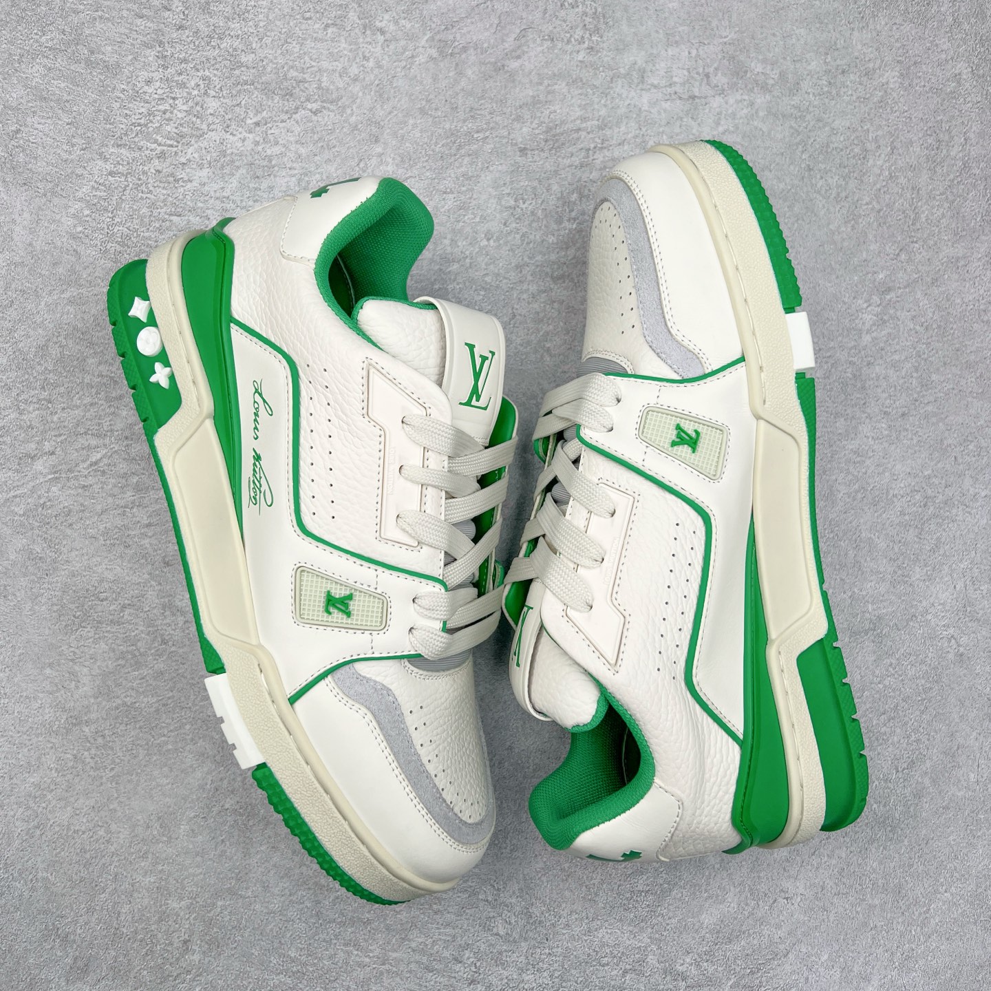 图片[3]-Louis Vuitton Trainer lv时装走秀运动鞋板鞋 老外外贸私人订单 口碑实力大厂出品 头层性价比版本 全套原纸板楦头开发 原汁原味 完美呈现版型 原数据独家私模大底 超高清洁度 极限压缩成本 超级跑量款式 全套原楦原纸版原鞋开模 独家磨具开发男女鞋 全网最具灵魂的版型 正确原装黄色鞋盒 正确中底印花 鞋面印花3D高频深度立体 全鞋电脑针车 紧密相连 针距密度一致 环保乳胶注塑鞋垫 厚度脚感还原原版 皮面裁剪部位 统一油边封口工艺 原装橡胶大底含胶量大底组合零偏差 专柜全套包装 防尘袋 说明书 质保卡 尺码：36 37 38 39 40 41 42 43 44 45-选品中心