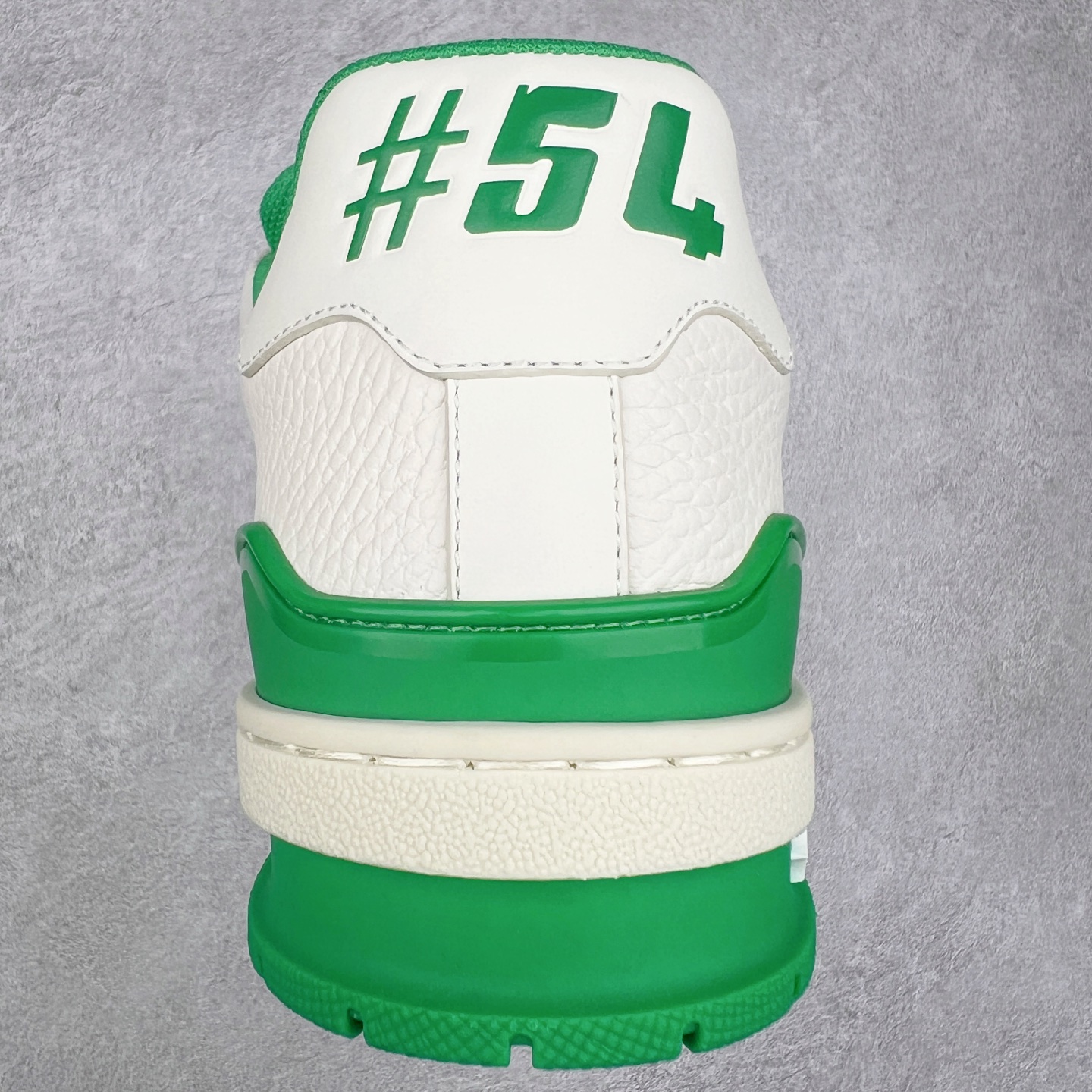 图片[8]-Louis Vuitton Trainer lv时装走秀运动鞋板鞋 老外外贸私人订单 口碑实力大厂出品 头层性价比版本 全套原纸板楦头开发 原汁原味 完美呈现版型 原数据独家私模大底 超高清洁度 极限压缩成本 超级跑量款式 全套原楦原纸版原鞋开模 独家磨具开发男女鞋 全网最具灵魂的版型 正确原装黄色鞋盒 正确中底印花 鞋面印花3D高频深度立体 全鞋电脑针车 紧密相连 针距密度一致 环保乳胶注塑鞋垫 厚度脚感还原原版 皮面裁剪部位 统一油边封口工艺 原装橡胶大底含胶量大底组合零偏差 专柜全套包装 防尘袋 说明书 质保卡 尺码：36 37 38 39 40 41 42 43 44 45-选品中心