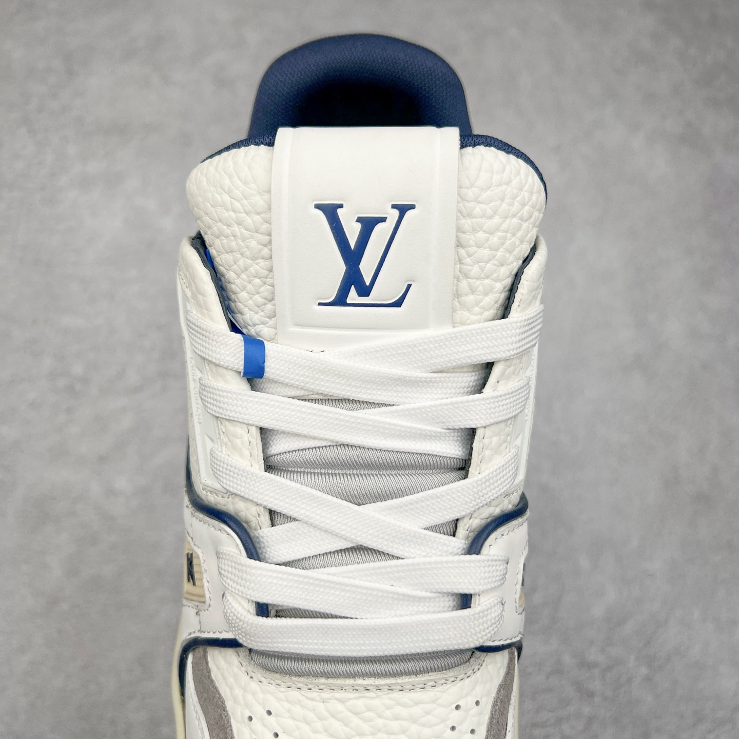 图片[5]-Louis Vuitton Trainer lv时装走秀运动鞋板鞋 老外外贸私人订单 口碑实力大厂出品 头层性价比版本 全套原纸板楦头开发 原汁原味 完美呈现版型 原数据独家私模大底 超高清洁度 极限压缩成本 超级跑量款式 全套原楦原纸版原鞋开模 独家磨具开发男女鞋 全网最具灵魂的版型 正确原装黄色鞋盒 正确中底印花 鞋面印花3D高频深度立体 全鞋电脑针车 紧密相连 针距密度一致 环保乳胶注塑鞋垫 厚度脚感还原原版 皮面裁剪部位 统一油边封口工艺 原装橡胶大底含胶量大底组合零偏差 专柜全套包装 防尘袋 说明书 质保卡 尺码：36 37 38 39 40 41 42 43 44 45-选品中心