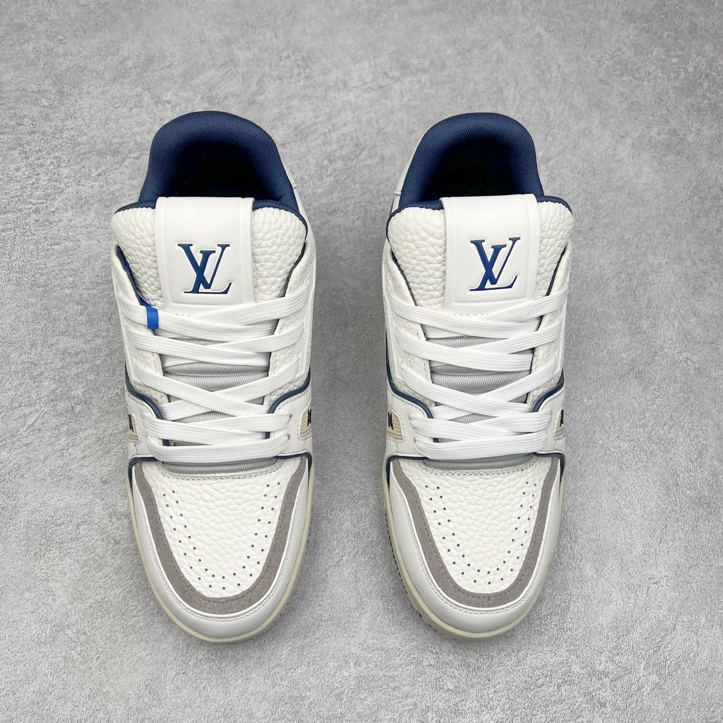 图片[2]-Louis Vuitton Trainer lv时装走秀运动鞋板鞋 老外外贸私人订单 口碑实力大厂出品 头层性价比版本 全套原纸板楦头开发 原汁原味 完美呈现版型 原数据独家私模大底 超高清洁度 极限压缩成本 超级跑量款式 全套原楦原纸版原鞋开模 独家磨具开发男女鞋 全网最具灵魂的版型 正确原装黄色鞋盒 正确中底印花 鞋面印花3D高频深度立体 全鞋电脑针车 紧密相连 针距密度一致 环保乳胶注塑鞋垫 厚度脚感还原原版 皮面裁剪部位 统一油边封口工艺 原装橡胶大底含胶量大底组合零偏差 专柜全套包装 防尘袋 说明书 质保卡 尺码：36 37 38 39 40 41 42 43 44 45-选品中心