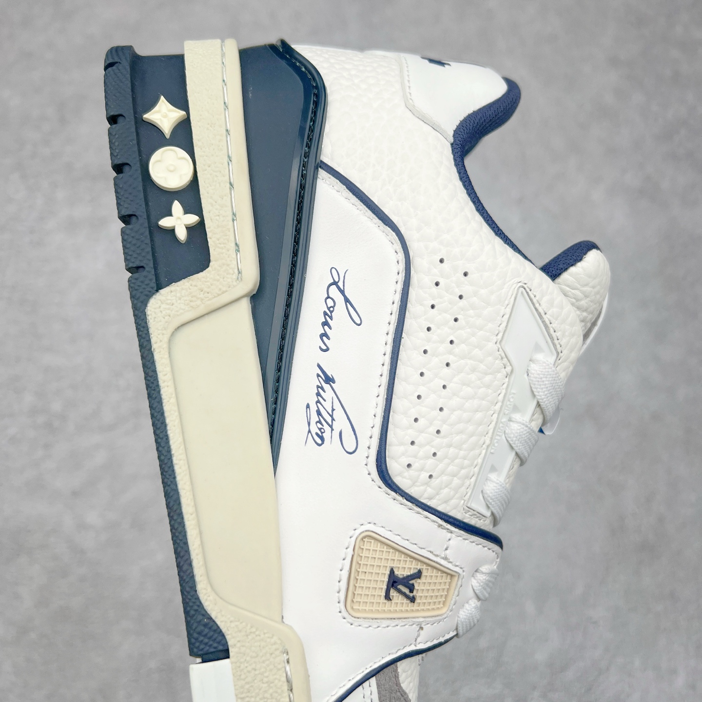 图片[6]-Louis Vuitton Trainer lv时装走秀运动鞋板鞋 老外外贸私人订单 口碑实力大厂出品 头层性价比版本 全套原纸板楦头开发 原汁原味 完美呈现版型 原数据独家私模大底 超高清洁度 极限压缩成本 超级跑量款式 全套原楦原纸版原鞋开模 独家磨具开发男女鞋 全网最具灵魂的版型 正确原装黄色鞋盒 正确中底印花 鞋面印花3D高频深度立体 全鞋电脑针车 紧密相连 针距密度一致 环保乳胶注塑鞋垫 厚度脚感还原原版 皮面裁剪部位 统一油边封口工艺 原装橡胶大底含胶量大底组合零偏差 专柜全套包装 防尘袋 说明书 质保卡 尺码：36 37 38 39 40 41 42 43 44 45-选品中心