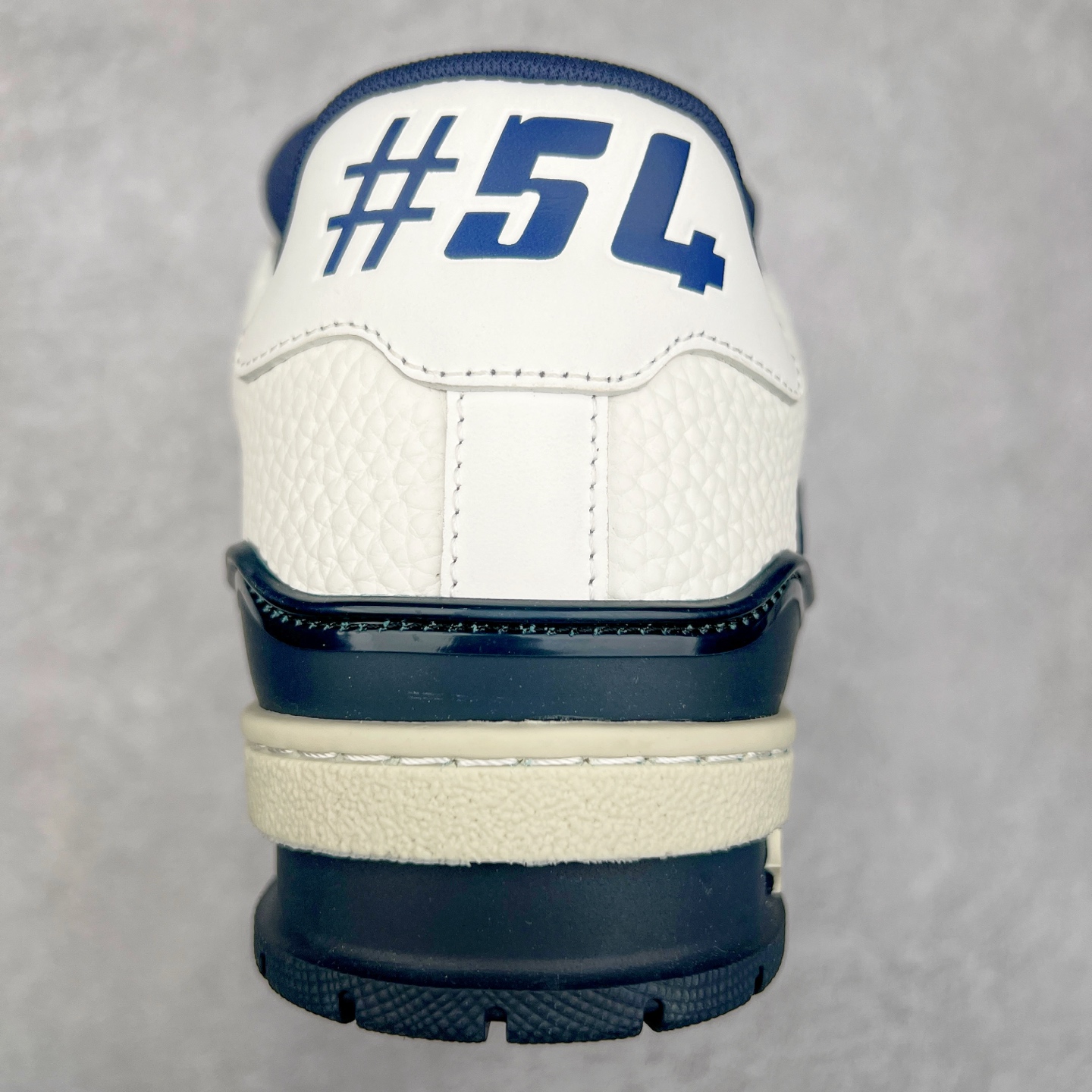 图片[8]-Louis Vuitton Trainer lv时装走秀运动鞋板鞋 老外外贸私人订单 口碑实力大厂出品 头层性价比版本 全套原纸板楦头开发 原汁原味 完美呈现版型 原数据独家私模大底 超高清洁度 极限压缩成本 超级跑量款式 全套原楦原纸版原鞋开模 独家磨具开发男女鞋 全网最具灵魂的版型 正确原装黄色鞋盒 正确中底印花 鞋面印花3D高频深度立体 全鞋电脑针车 紧密相连 针距密度一致 环保乳胶注塑鞋垫 厚度脚感还原原版 皮面裁剪部位 统一油边封口工艺 原装橡胶大底含胶量大底组合零偏差 专柜全套包装 防尘袋 说明书 质保卡 尺码：36 37 38 39 40 41 42 43 44 45-选品中心