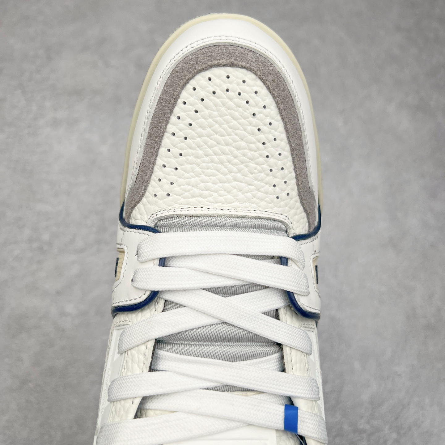 图片[4]-Louis Vuitton Trainer lv时装走秀运动鞋板鞋 老外外贸私人订单 口碑实力大厂出品 头层性价比版本 全套原纸板楦头开发 原汁原味 完美呈现版型 原数据独家私模大底 超高清洁度 极限压缩成本 超级跑量款式 全套原楦原纸版原鞋开模 独家磨具开发男女鞋 全网最具灵魂的版型 正确原装黄色鞋盒 正确中底印花 鞋面印花3D高频深度立体 全鞋电脑针车 紧密相连 针距密度一致 环保乳胶注塑鞋垫 厚度脚感还原原版 皮面裁剪部位 统一油边封口工艺 原装橡胶大底含胶量大底组合零偏差 专柜全套包装 防尘袋 说明书 质保卡 尺码：36 37 38 39 40 41 42 43 44 45-选品中心