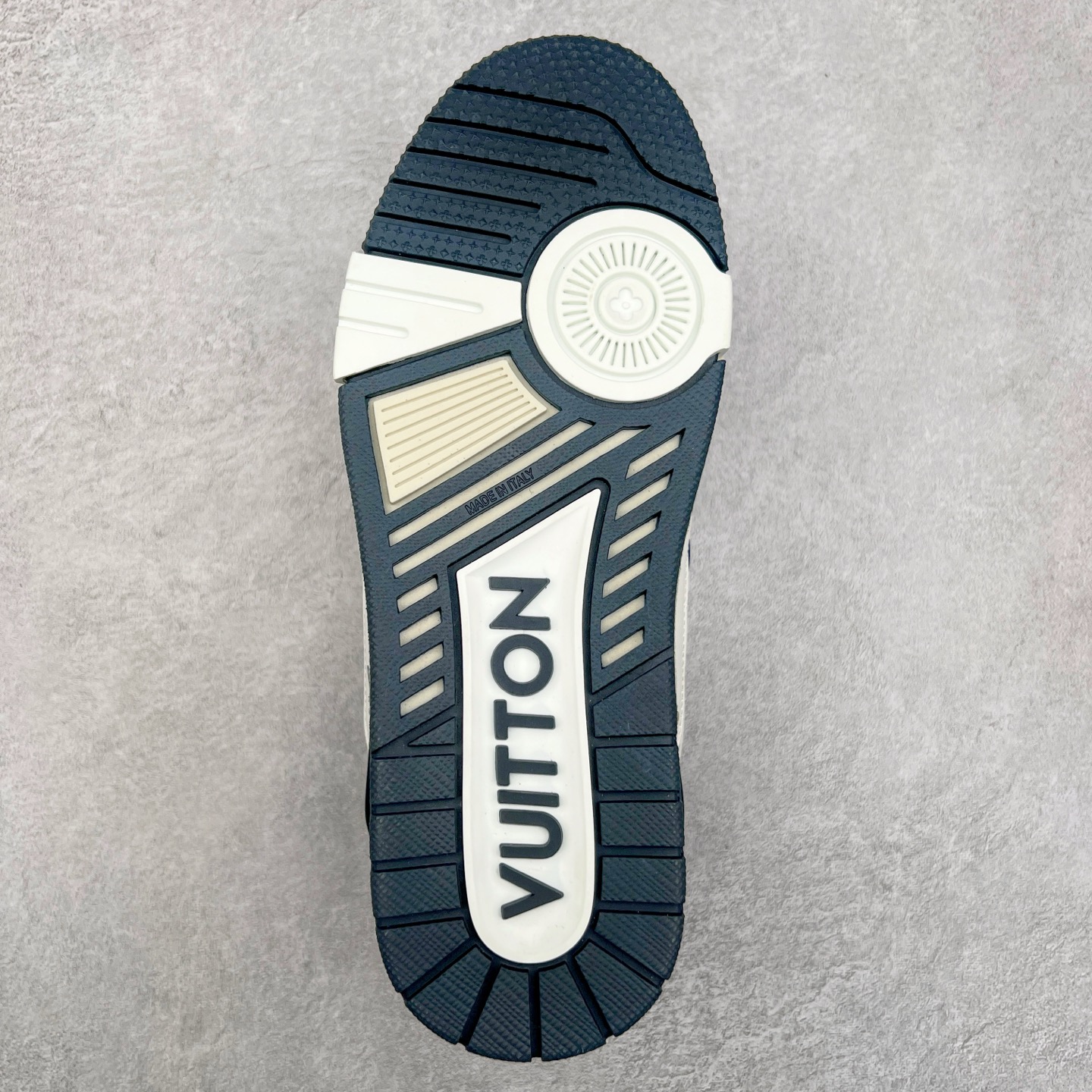 图片[9]-Louis Vuitton Trainer lv时装走秀运动鞋板鞋 老外外贸私人订单 口碑实力大厂出品 头层性价比版本 全套原纸板楦头开发 原汁原味 完美呈现版型 原数据独家私模大底 超高清洁度 极限压缩成本 超级跑量款式 全套原楦原纸版原鞋开模 独家磨具开发男女鞋 全网最具灵魂的版型 正确原装黄色鞋盒 正确中底印花 鞋面印花3D高频深度立体 全鞋电脑针车 紧密相连 针距密度一致 环保乳胶注塑鞋垫 厚度脚感还原原版 皮面裁剪部位 统一油边封口工艺 原装橡胶大底含胶量大底组合零偏差 专柜全套包装 防尘袋 说明书 质保卡 尺码：36 37 38 39 40 41 42 43 44 45-选品中心