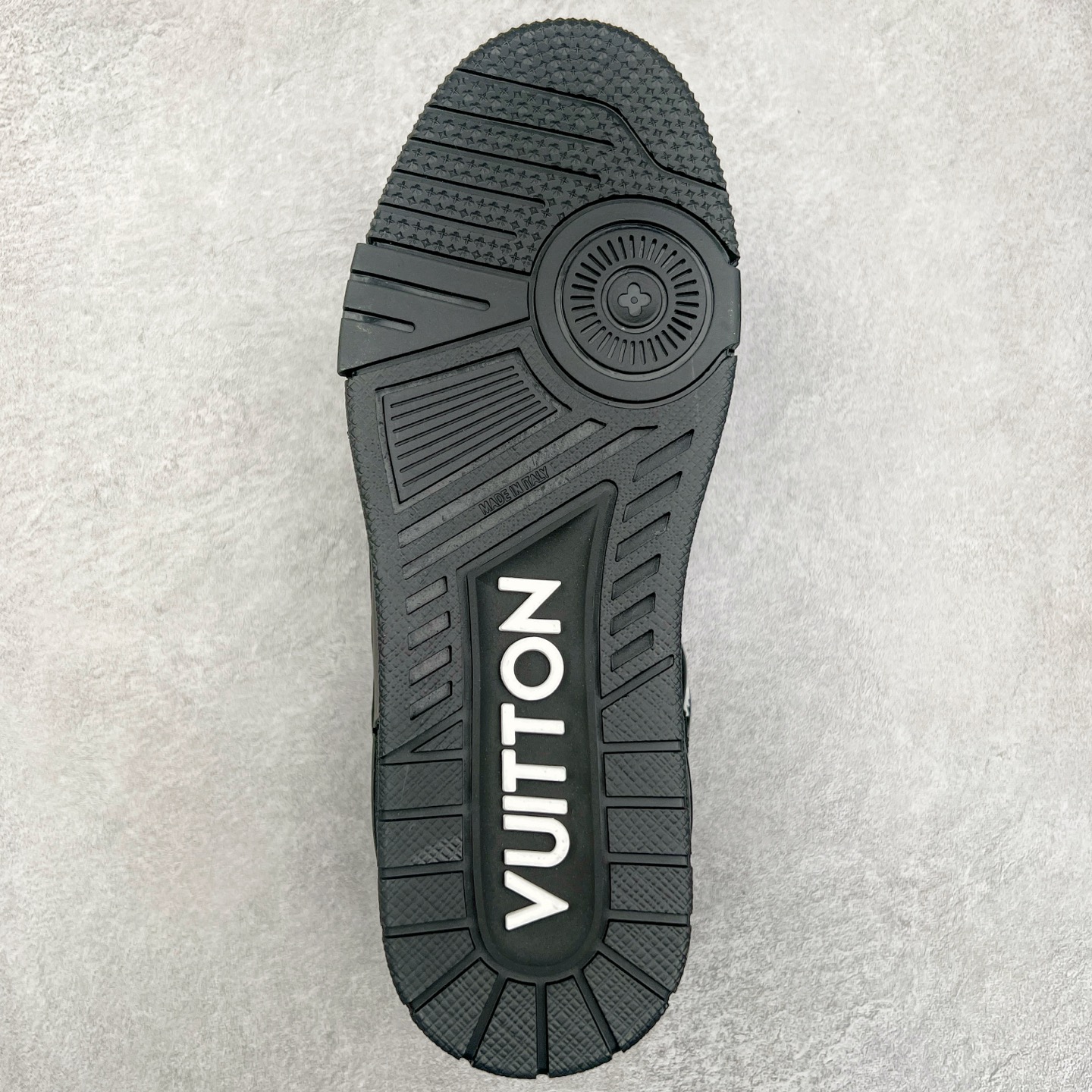 图片[9]-Louis Vuitton Trainer lv时装走秀运动鞋板鞋 老外外贸私人订单 口碑实力大厂出品 头层性价比版本 全套原纸板楦头开发 原汁原味 完美呈现版型 原数据独家私模大底 超高清洁度 极限压缩成本 超级跑量款式 全套原楦原纸版原鞋开模 独家磨具开发男女鞋 全网最具灵魂的版型 正确原装黄色鞋盒 正确中底印花 鞋面印花3D高频深度立体 全鞋电脑针车 紧密相连 针距密度一致 环保乳胶注塑鞋垫 厚度脚感还原原版 皮面裁剪部位 统一油边封口工艺 原装橡胶大底含胶量大底组合零偏差 专柜全套包装 防尘袋 说明书 质保卡 尺码：36 37 38 39 40 41 42 43 44 45-选品中心