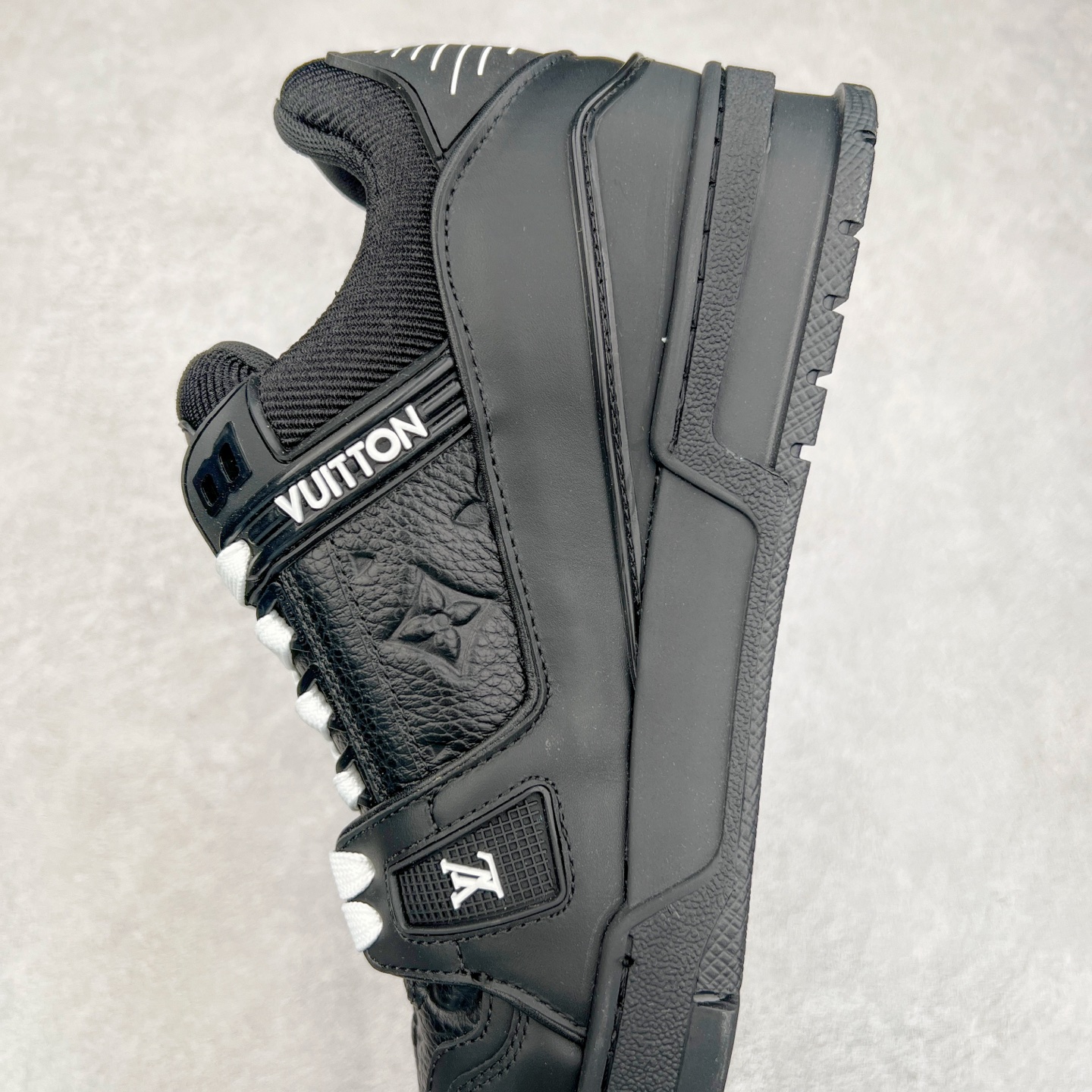 图片[7]-Louis Vuitton Trainer lv时装走秀运动鞋板鞋 老外外贸私人订单 口碑实力大厂出品 头层性价比版本 全套原纸板楦头开发 原汁原味 完美呈现版型 原数据独家私模大底 超高清洁度 极限压缩成本 超级跑量款式 全套原楦原纸版原鞋开模 独家磨具开发男女鞋 全网最具灵魂的版型 正确原装黄色鞋盒 正确中底印花 鞋面印花3D高频深度立体 全鞋电脑针车 紧密相连 针距密度一致 环保乳胶注塑鞋垫 厚度脚感还原原版 皮面裁剪部位 统一油边封口工艺 原装橡胶大底含胶量大底组合零偏差 专柜全套包装 防尘袋 说明书 质保卡 尺码：36 37 38 39 40 41 42 43 44 45-选品中心