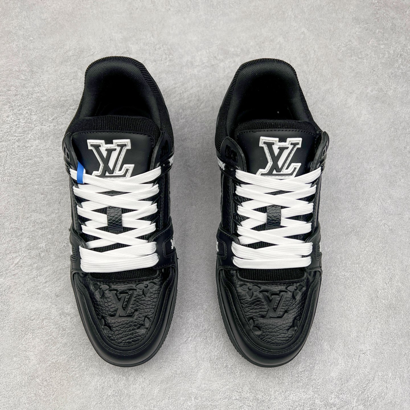 图片[2]-Louis Vuitton Trainer lv时装走秀运动鞋板鞋 老外外贸私人订单 口碑实力大厂出品 头层性价比版本 全套原纸板楦头开发 原汁原味 完美呈现版型 原数据独家私模大底 超高清洁度 极限压缩成本 超级跑量款式 全套原楦原纸版原鞋开模 独家磨具开发男女鞋 全网最具灵魂的版型 正确原装黄色鞋盒 正确中底印花 鞋面印花3D高频深度立体 全鞋电脑针车 紧密相连 针距密度一致 环保乳胶注塑鞋垫 厚度脚感还原原版 皮面裁剪部位 统一油边封口工艺 原装橡胶大底含胶量大底组合零偏差 专柜全套包装 防尘袋 说明书 质保卡 尺码：36 37 38 39 40 41 42 43 44 45-选品中心