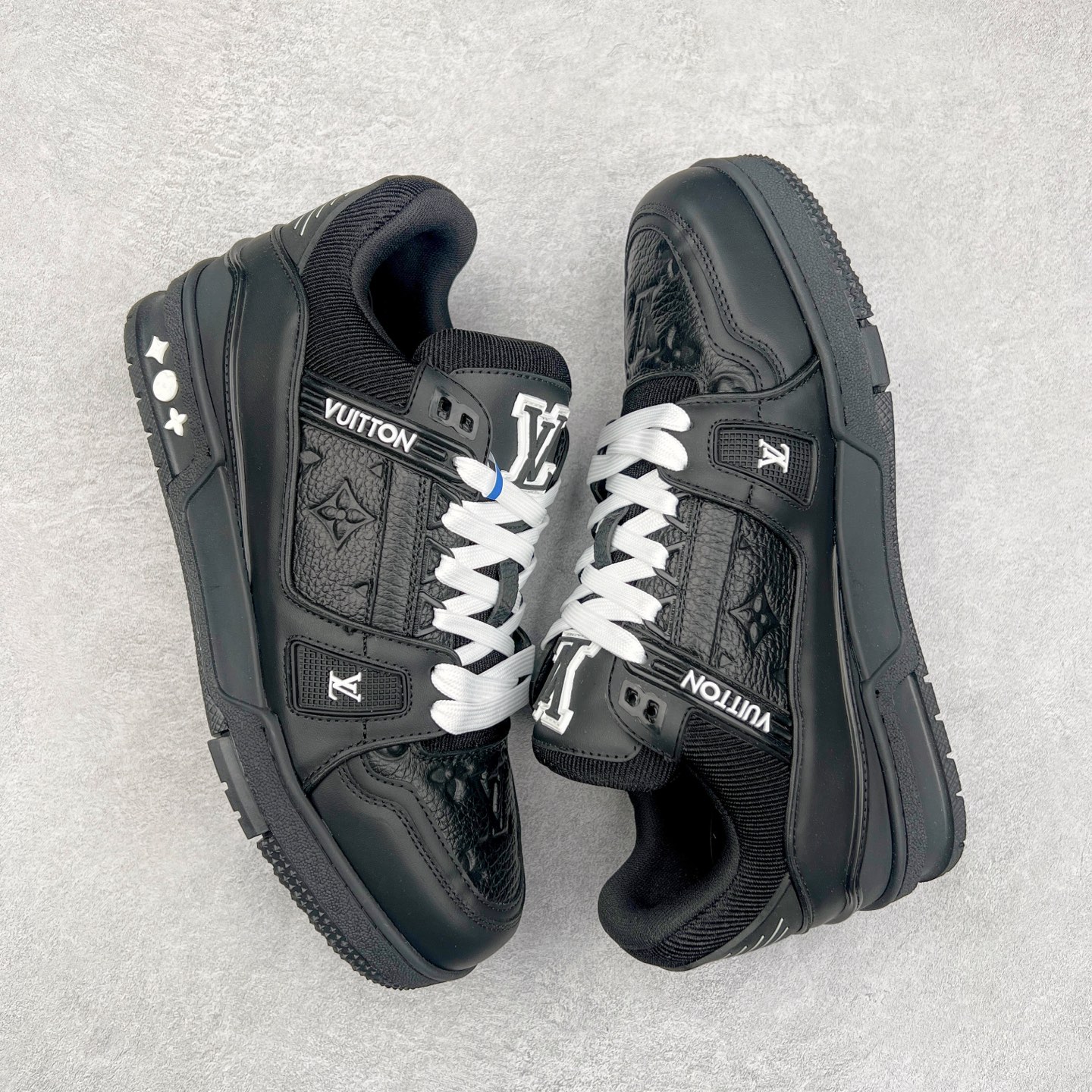 图片[3]-Louis Vuitton Trainer lv时装走秀运动鞋板鞋 老外外贸私人订单 口碑实力大厂出品 头层性价比版本 全套原纸板楦头开发 原汁原味 完美呈现版型 原数据独家私模大底 超高清洁度 极限压缩成本 超级跑量款式 全套原楦原纸版原鞋开模 独家磨具开发男女鞋 全网最具灵魂的版型 正确原装黄色鞋盒 正确中底印花 鞋面印花3D高频深度立体 全鞋电脑针车 紧密相连 针距密度一致 环保乳胶注塑鞋垫 厚度脚感还原原版 皮面裁剪部位 统一油边封口工艺 原装橡胶大底含胶量大底组合零偏差 专柜全套包装 防尘袋 说明书 质保卡 尺码：36 37 38 39 40 41 42 43 44 45-选品中心