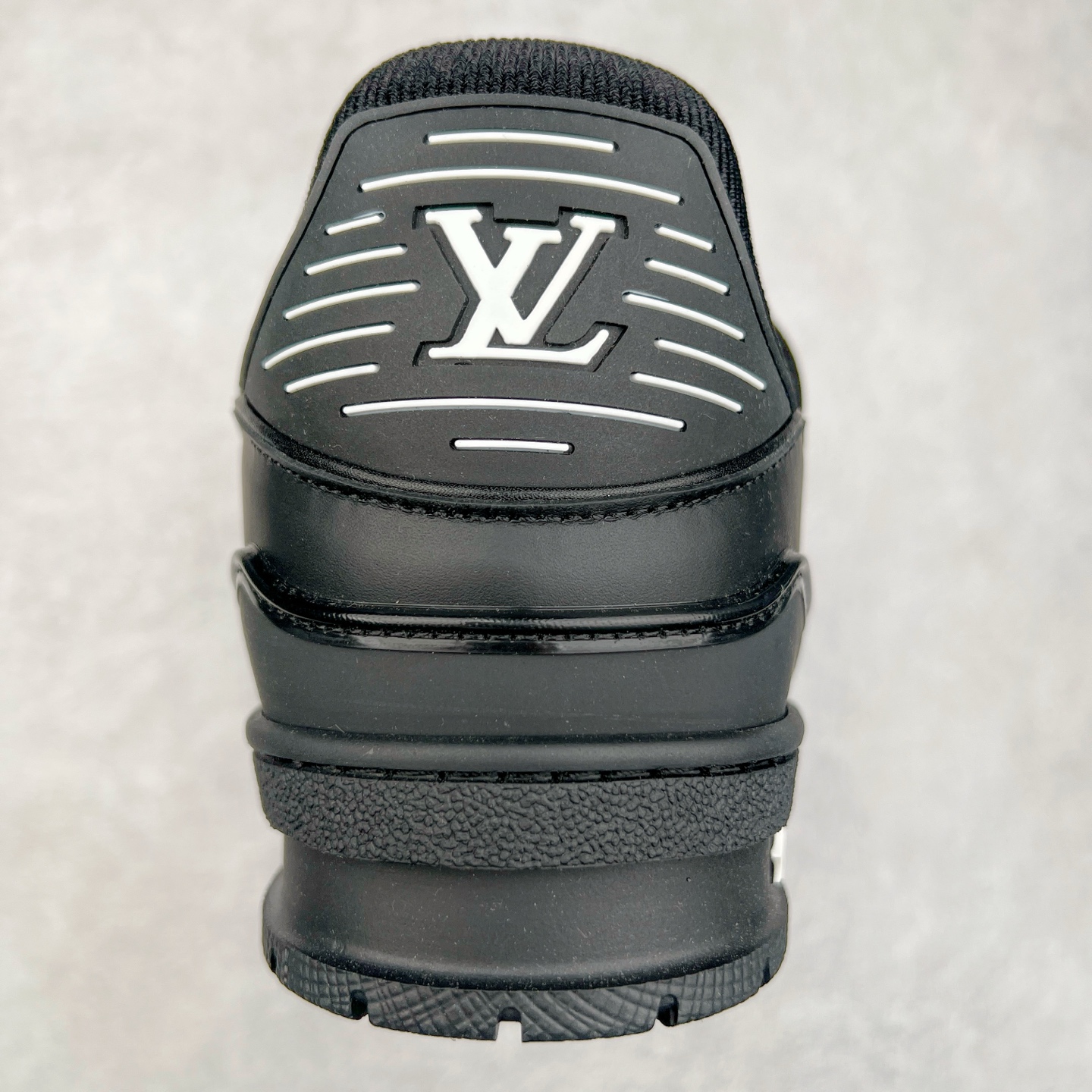 图片[8]-Louis Vuitton Trainer lv时装走秀运动鞋板鞋 老外外贸私人订单 口碑实力大厂出品 头层性价比版本 全套原纸板楦头开发 原汁原味 完美呈现版型 原数据独家私模大底 超高清洁度 极限压缩成本 超级跑量款式 全套原楦原纸版原鞋开模 独家磨具开发男女鞋 全网最具灵魂的版型 正确原装黄色鞋盒 正确中底印花 鞋面印花3D高频深度立体 全鞋电脑针车 紧密相连 针距密度一致 环保乳胶注塑鞋垫 厚度脚感还原原版 皮面裁剪部位 统一油边封口工艺 原装橡胶大底含胶量大底组合零偏差 专柜全套包装 防尘袋 说明书 质保卡 尺码：36 37 38 39 40 41 42 43 44 45-选品中心