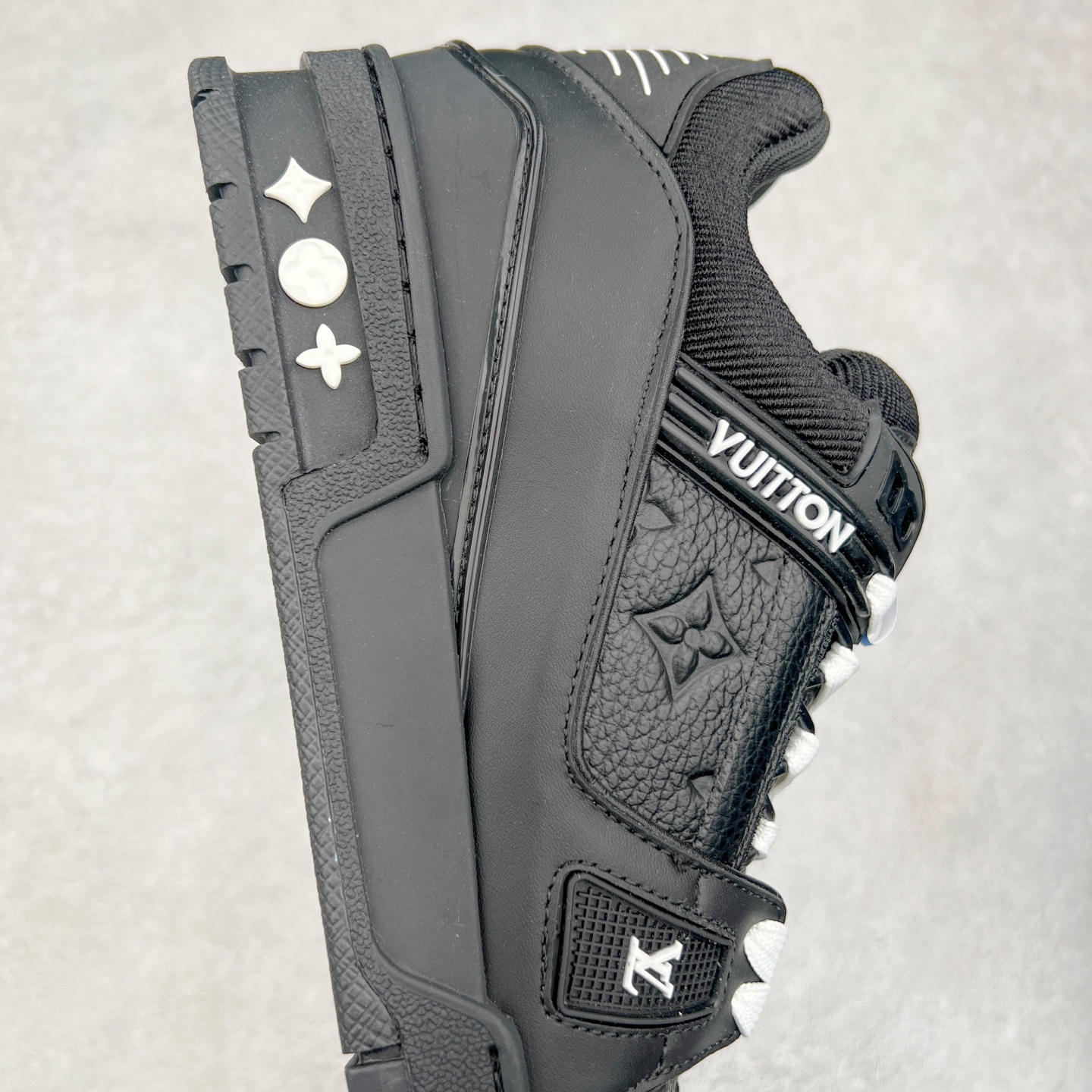 图片[6]-Louis Vuitton Trainer lv时装走秀运动鞋板鞋 老外外贸私人订单 口碑实力大厂出品 头层性价比版本 全套原纸板楦头开发 原汁原味 完美呈现版型 原数据独家私模大底 超高清洁度 极限压缩成本 超级跑量款式 全套原楦原纸版原鞋开模 独家磨具开发男女鞋 全网最具灵魂的版型 正确原装黄色鞋盒 正确中底印花 鞋面印花3D高频深度立体 全鞋电脑针车 紧密相连 针距密度一致 环保乳胶注塑鞋垫 厚度脚感还原原版 皮面裁剪部位 统一油边封口工艺 原装橡胶大底含胶量大底组合零偏差 专柜全套包装 防尘袋 说明书 质保卡 尺码：36 37 38 39 40 41 42 43 44 45-选品中心