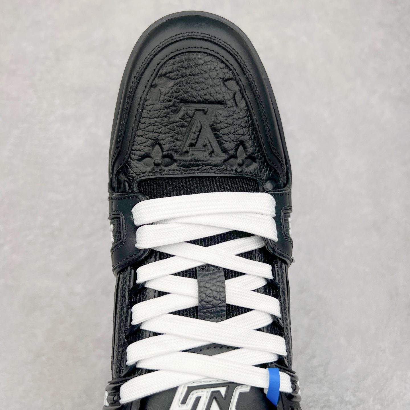 图片[4]-Louis Vuitton Trainer lv时装走秀运动鞋板鞋 老外外贸私人订单 口碑实力大厂出品 头层性价比版本 全套原纸板楦头开发 原汁原味 完美呈现版型 原数据独家私模大底 超高清洁度 极限压缩成本 超级跑量款式 全套原楦原纸版原鞋开模 独家磨具开发男女鞋 全网最具灵魂的版型 正确原装黄色鞋盒 正确中底印花 鞋面印花3D高频深度立体 全鞋电脑针车 紧密相连 针距密度一致 环保乳胶注塑鞋垫 厚度脚感还原原版 皮面裁剪部位 统一油边封口工艺 原装橡胶大底含胶量大底组合零偏差 专柜全套包装 防尘袋 说明书 质保卡 尺码：36 37 38 39 40 41 42 43 44 45-选品中心