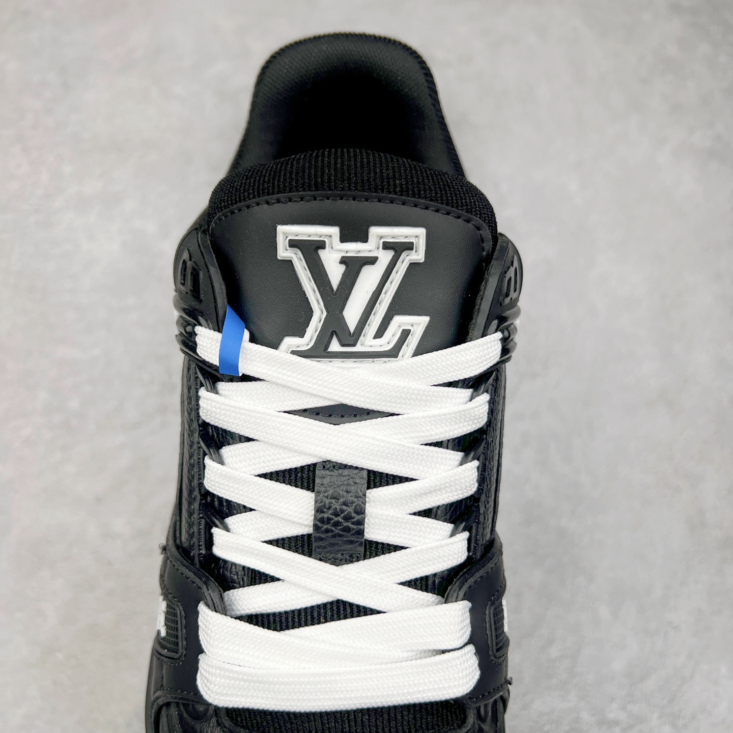 图片[5]-Louis Vuitton Trainer lv时装走秀运动鞋板鞋 老外外贸私人订单 口碑实力大厂出品 头层性价比版本 全套原纸板楦头开发 原汁原味 完美呈现版型 原数据独家私模大底 超高清洁度 极限压缩成本 超级跑量款式 全套原楦原纸版原鞋开模 独家磨具开发男女鞋 全网最具灵魂的版型 正确原装黄色鞋盒 正确中底印花 鞋面印花3D高频深度立体 全鞋电脑针车 紧密相连 针距密度一致 环保乳胶注塑鞋垫 厚度脚感还原原版 皮面裁剪部位 统一油边封口工艺 原装橡胶大底含胶量大底组合零偏差 专柜全套包装 防尘袋 说明书 质保卡 尺码：36 37 38 39 40 41 42 43 44 45-选品中心