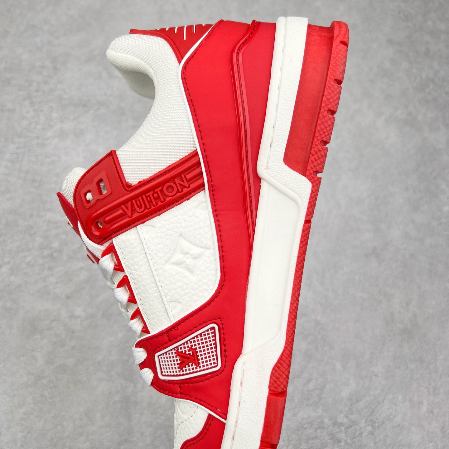 图片[7]-Louis Vuitton Trainer lv时装走秀运动鞋板鞋 老外外贸私人订单 口碑实力大厂出品 头层性价比版本 全套原纸板楦头开发 原汁原味 完美呈现版型 原数据独家私模大底 超高清洁度 极限压缩成本 超级跑量款式 全套原楦原纸版原鞋开模 独家磨具开发男女鞋 全网最具灵魂的版型 正确原装黄色鞋盒 正确中底印花 鞋面印花3D高频深度立体 全鞋电脑针车 紧密相连 针距密度一致 环保乳胶注塑鞋垫 厚度脚感还原原版 皮面裁剪部位 统一油边封口工艺 原装橡胶大底含胶量大底组合零偏差 专柜全套包装 防尘袋 说明书 质保卡 尺码：36 37 38 39 40 41 42 43 44 45-选品中心