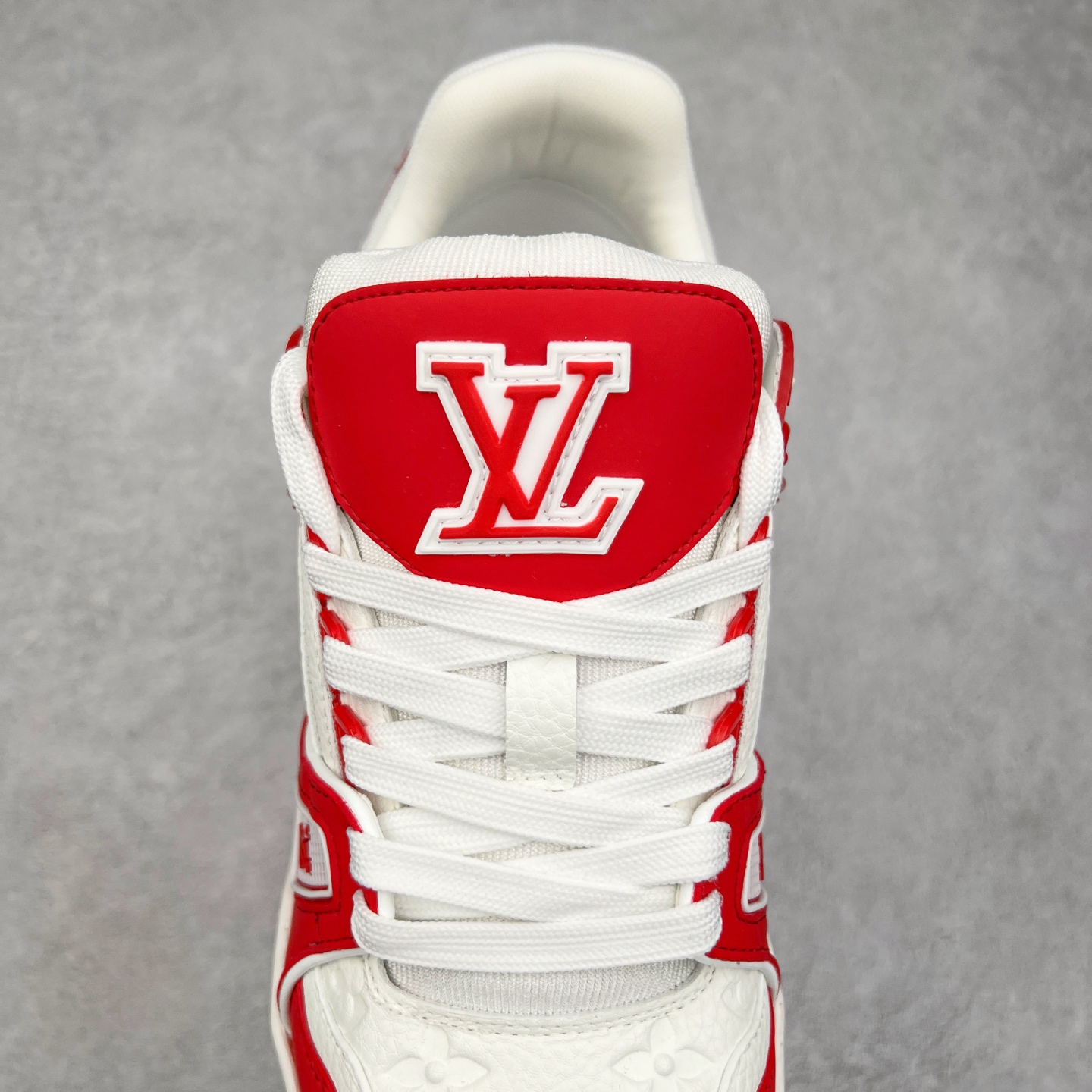 图片[5]-Louis Vuitton Trainer lv时装走秀运动鞋板鞋 老外外贸私人订单 口碑实力大厂出品 头层性价比版本 全套原纸板楦头开发 原汁原味 完美呈现版型 原数据独家私模大底 超高清洁度 极限压缩成本 超级跑量款式 全套原楦原纸版原鞋开模 独家磨具开发男女鞋 全网最具灵魂的版型 正确原装黄色鞋盒 正确中底印花 鞋面印花3D高频深度立体 全鞋电脑针车 紧密相连 针距密度一致 环保乳胶注塑鞋垫 厚度脚感还原原版 皮面裁剪部位 统一油边封口工艺 原装橡胶大底含胶量大底组合零偏差 专柜全套包装 防尘袋 说明书 质保卡 尺码：36 37 38 39 40 41 42 43 44 45-选品中心