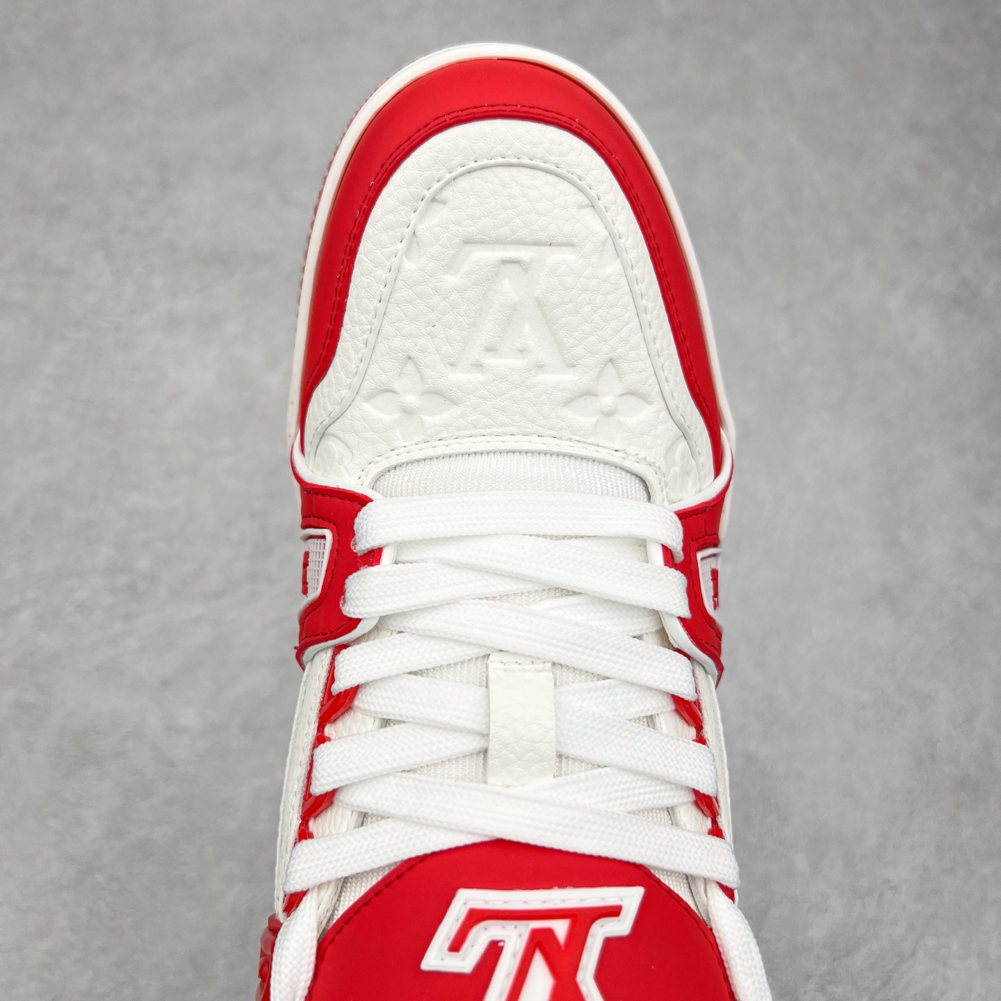 图片[4]-Louis Vuitton Trainer lv时装走秀运动鞋板鞋 老外外贸私人订单 口碑实力大厂出品 头层性价比版本 全套原纸板楦头开发 原汁原味 完美呈现版型 原数据独家私模大底 超高清洁度 极限压缩成本 超级跑量款式 全套原楦原纸版原鞋开模 独家磨具开发男女鞋 全网最具灵魂的版型 正确原装黄色鞋盒 正确中底印花 鞋面印花3D高频深度立体 全鞋电脑针车 紧密相连 针距密度一致 环保乳胶注塑鞋垫 厚度脚感还原原版 皮面裁剪部位 统一油边封口工艺 原装橡胶大底含胶量大底组合零偏差 专柜全套包装 防尘袋 说明书 质保卡 尺码：36 37 38 39 40 41 42 43 44 45-选品中心