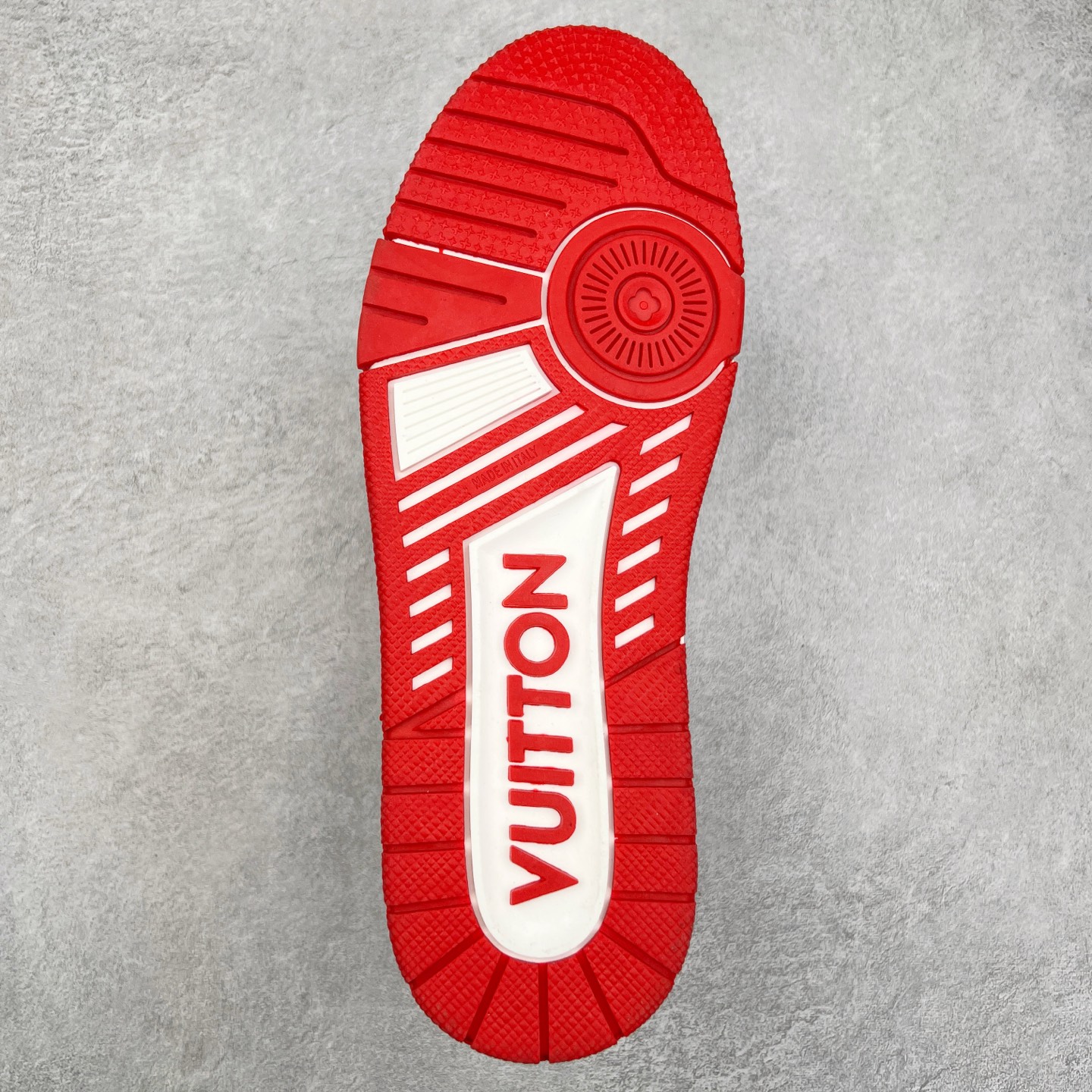 图片[9]-Louis Vuitton Trainer lv时装走秀运动鞋板鞋 老外外贸私人订单 口碑实力大厂出品 头层性价比版本 全套原纸板楦头开发 原汁原味 完美呈现版型 原数据独家私模大底 超高清洁度 极限压缩成本 超级跑量款式 全套原楦原纸版原鞋开模 独家磨具开发男女鞋 全网最具灵魂的版型 正确原装黄色鞋盒 正确中底印花 鞋面印花3D高频深度立体 全鞋电脑针车 紧密相连 针距密度一致 环保乳胶注塑鞋垫 厚度脚感还原原版 皮面裁剪部位 统一油边封口工艺 原装橡胶大底含胶量大底组合零偏差 专柜全套包装 防尘袋 说明书 质保卡 尺码：36 37 38 39 40 41 42 43 44 45-选品中心