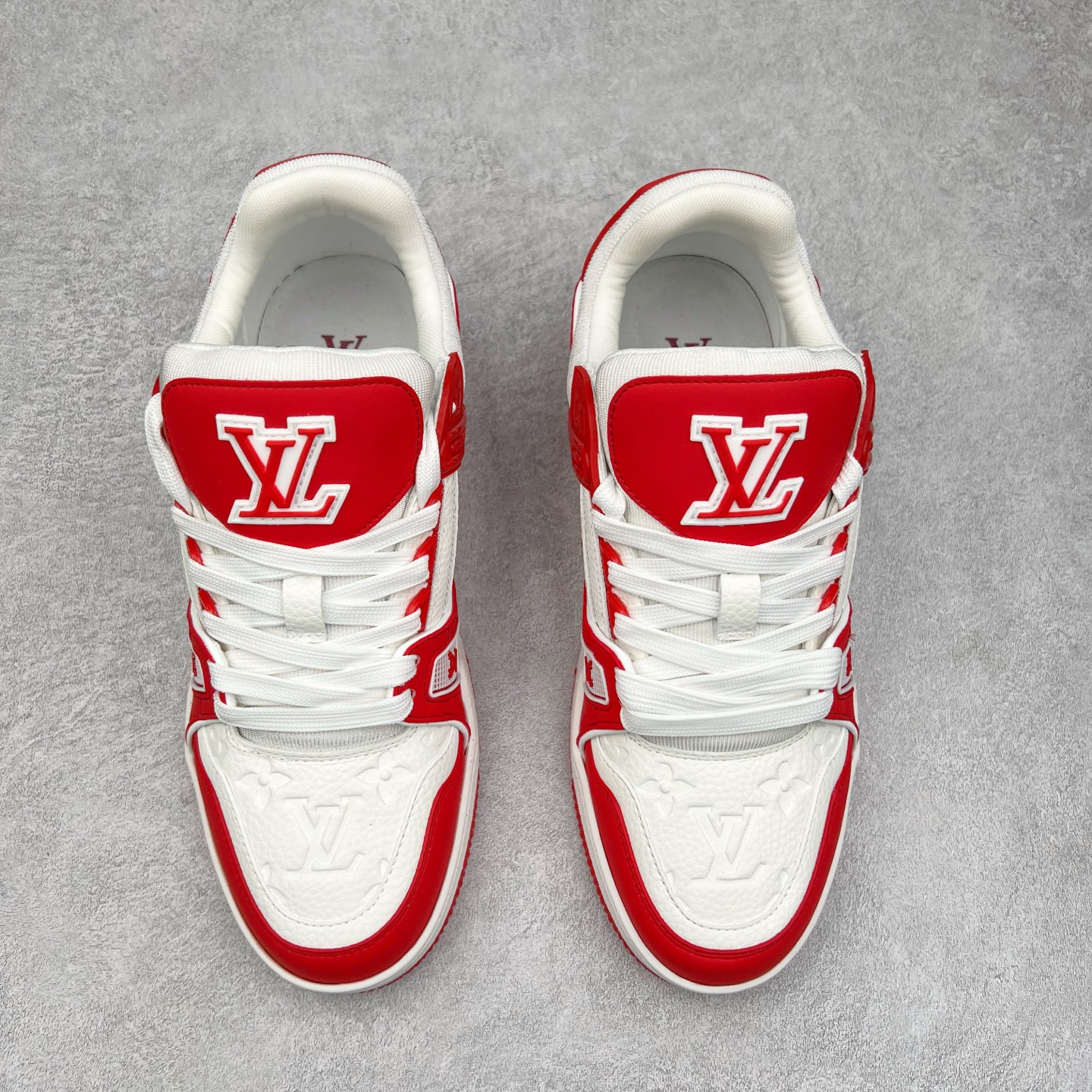 图片[2]-Louis Vuitton Trainer lv时装走秀运动鞋板鞋 老外外贸私人订单 口碑实力大厂出品 头层性价比版本 全套原纸板楦头开发 原汁原味 完美呈现版型 原数据独家私模大底 超高清洁度 极限压缩成本 超级跑量款式 全套原楦原纸版原鞋开模 独家磨具开发男女鞋 全网最具灵魂的版型 正确原装黄色鞋盒 正确中底印花 鞋面印花3D高频深度立体 全鞋电脑针车 紧密相连 针距密度一致 环保乳胶注塑鞋垫 厚度脚感还原原版 皮面裁剪部位 统一油边封口工艺 原装橡胶大底含胶量大底组合零偏差 专柜全套包装 防尘袋 说明书 质保卡 尺码：36 37 38 39 40 41 42 43 44 45-选品中心