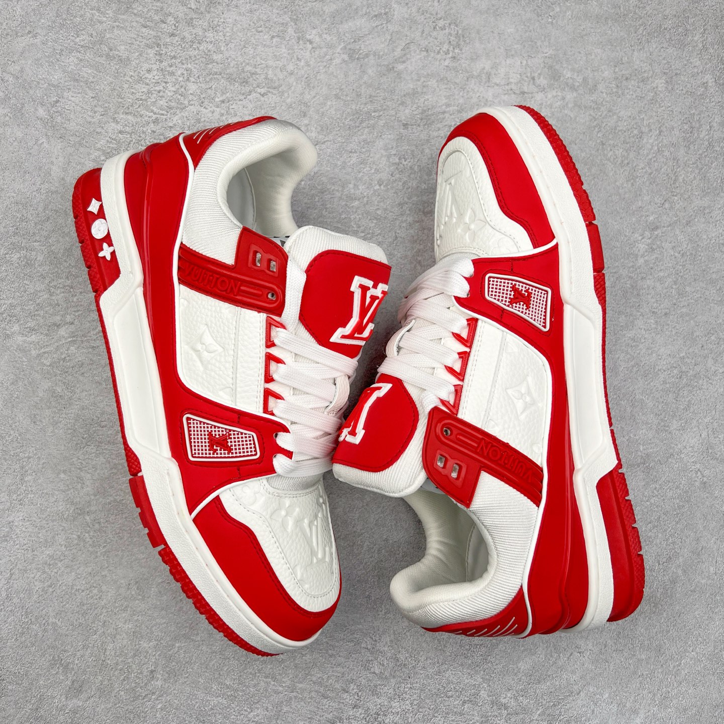 图片[3]-Louis Vuitton Trainer lv时装走秀运动鞋板鞋 老外外贸私人订单 口碑实力大厂出品 头层性价比版本 全套原纸板楦头开发 原汁原味 完美呈现版型 原数据独家私模大底 超高清洁度 极限压缩成本 超级跑量款式 全套原楦原纸版原鞋开模 独家磨具开发男女鞋 全网最具灵魂的版型 正确原装黄色鞋盒 正确中底印花 鞋面印花3D高频深度立体 全鞋电脑针车 紧密相连 针距密度一致 环保乳胶注塑鞋垫 厚度脚感还原原版 皮面裁剪部位 统一油边封口工艺 原装橡胶大底含胶量大底组合零偏差 专柜全套包装 防尘袋 说明书 质保卡 尺码：36 37 38 39 40 41 42 43 44 45-选品中心