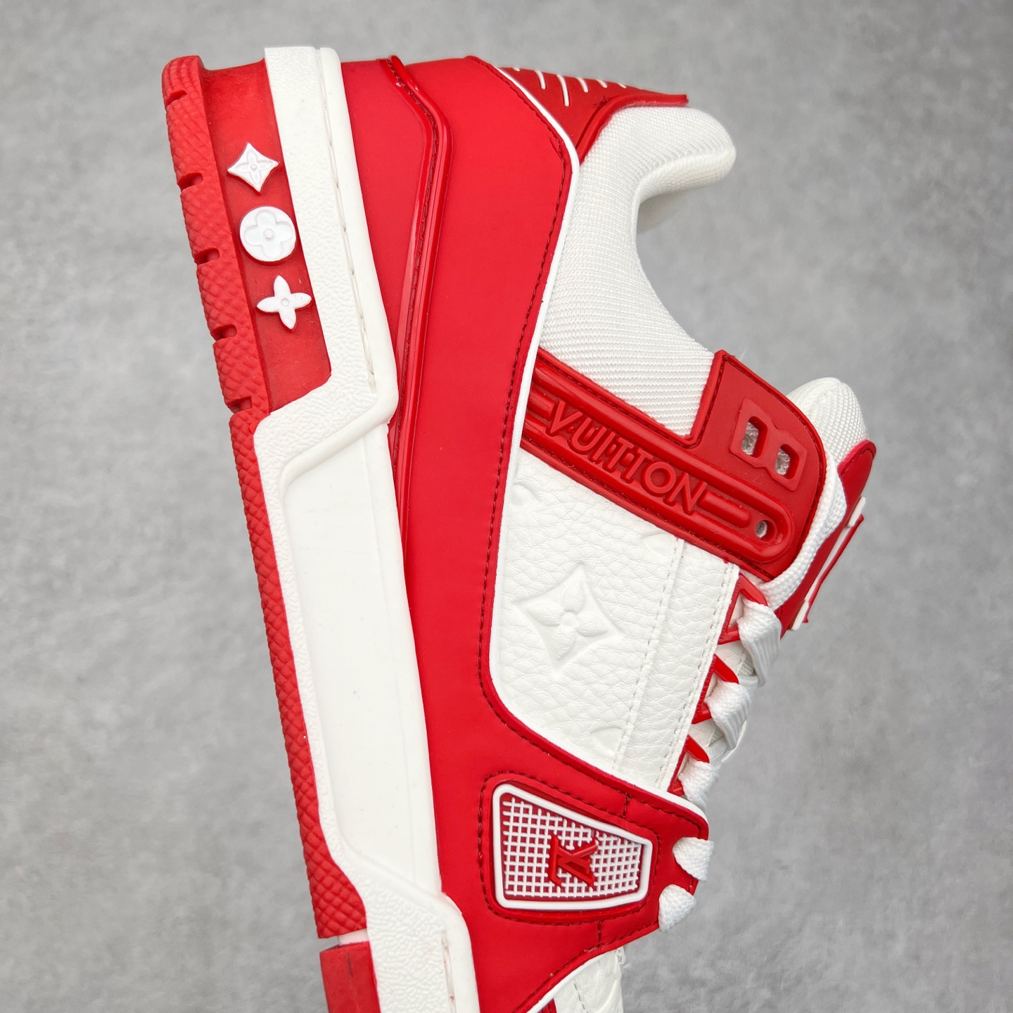 图片[6]-Louis Vuitton Trainer lv时装走秀运动鞋板鞋 老外外贸私人订单 口碑实力大厂出品 头层性价比版本 全套原纸板楦头开发 原汁原味 完美呈现版型 原数据独家私模大底 超高清洁度 极限压缩成本 超级跑量款式 全套原楦原纸版原鞋开模 独家磨具开发男女鞋 全网最具灵魂的版型 正确原装黄色鞋盒 正确中底印花 鞋面印花3D高频深度立体 全鞋电脑针车 紧密相连 针距密度一致 环保乳胶注塑鞋垫 厚度脚感还原原版 皮面裁剪部位 统一油边封口工艺 原装橡胶大底含胶量大底组合零偏差 专柜全套包装 防尘袋 说明书 质保卡 尺码：36 37 38 39 40 41 42 43 44 45-选品中心