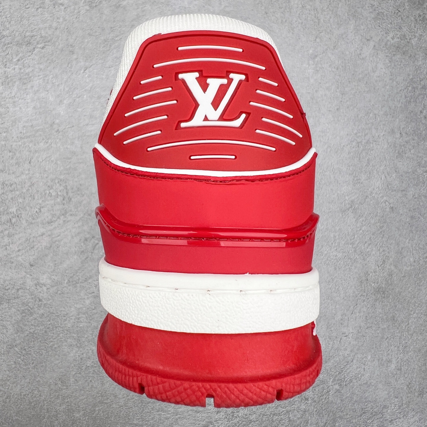 图片[8]-Louis Vuitton Trainer lv时装走秀运动鞋板鞋 老外外贸私人订单 口碑实力大厂出品 头层性价比版本 全套原纸板楦头开发 原汁原味 完美呈现版型 原数据独家私模大底 超高清洁度 极限压缩成本 超级跑量款式 全套原楦原纸版原鞋开模 独家磨具开发男女鞋 全网最具灵魂的版型 正确原装黄色鞋盒 正确中底印花 鞋面印花3D高频深度立体 全鞋电脑针车 紧密相连 针距密度一致 环保乳胶注塑鞋垫 厚度脚感还原原版 皮面裁剪部位 统一油边封口工艺 原装橡胶大底含胶量大底组合零偏差 专柜全套包装 防尘袋 说明书 质保卡 尺码：36 37 38 39 40 41 42 43 44 45-选品中心