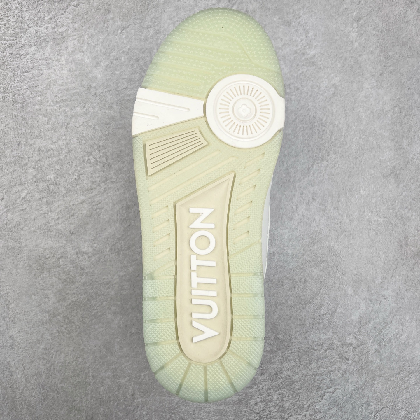 图片[9]-Louis Vuitton Trainer lv时装走秀运动鞋板鞋 老外外贸私人订单 口碑实力大厂出品 头层性价比版本 全套原纸板楦头开发 原汁原味 完美呈现版型 原数据独家私模大底 超高清洁度 极限压缩成本 超级跑量款式 全套原楦原纸版原鞋开模 独家磨具开发男女鞋 全网最具灵魂的版型 正确原装黄色鞋盒 正确中底印花 鞋面印花3D高频深度立体 全鞋电脑针车 紧密相连 针距密度一致 环保乳胶注塑鞋垫 厚度脚感还原原版 皮面裁剪部位 统一油边封口工艺 原装橡胶大底含胶量大底组合零偏差 专柜全套包装 防尘袋 说明书 质保卡 尺码：36 37 38 39 40 41 42 43 44 45-选品中心