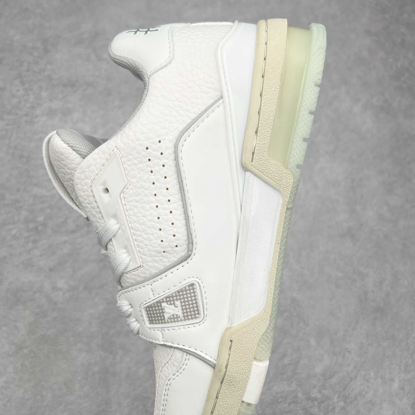 图片[7]-Louis Vuitton Trainer lv时装走秀运动鞋板鞋 老外外贸私人订单 口碑实力大厂出品 头层性价比版本 全套原纸板楦头开发 原汁原味 完美呈现版型 原数据独家私模大底 超高清洁度 极限压缩成本 超级跑量款式 全套原楦原纸版原鞋开模 独家磨具开发男女鞋 全网最具灵魂的版型 正确原装黄色鞋盒 正确中底印花 鞋面印花3D高频深度立体 全鞋电脑针车 紧密相连 针距密度一致 环保乳胶注塑鞋垫 厚度脚感还原原版 皮面裁剪部位 统一油边封口工艺 原装橡胶大底含胶量大底组合零偏差 专柜全套包装 防尘袋 说明书 质保卡 尺码：36 37 38 39 40 41 42 43 44 45-选品中心