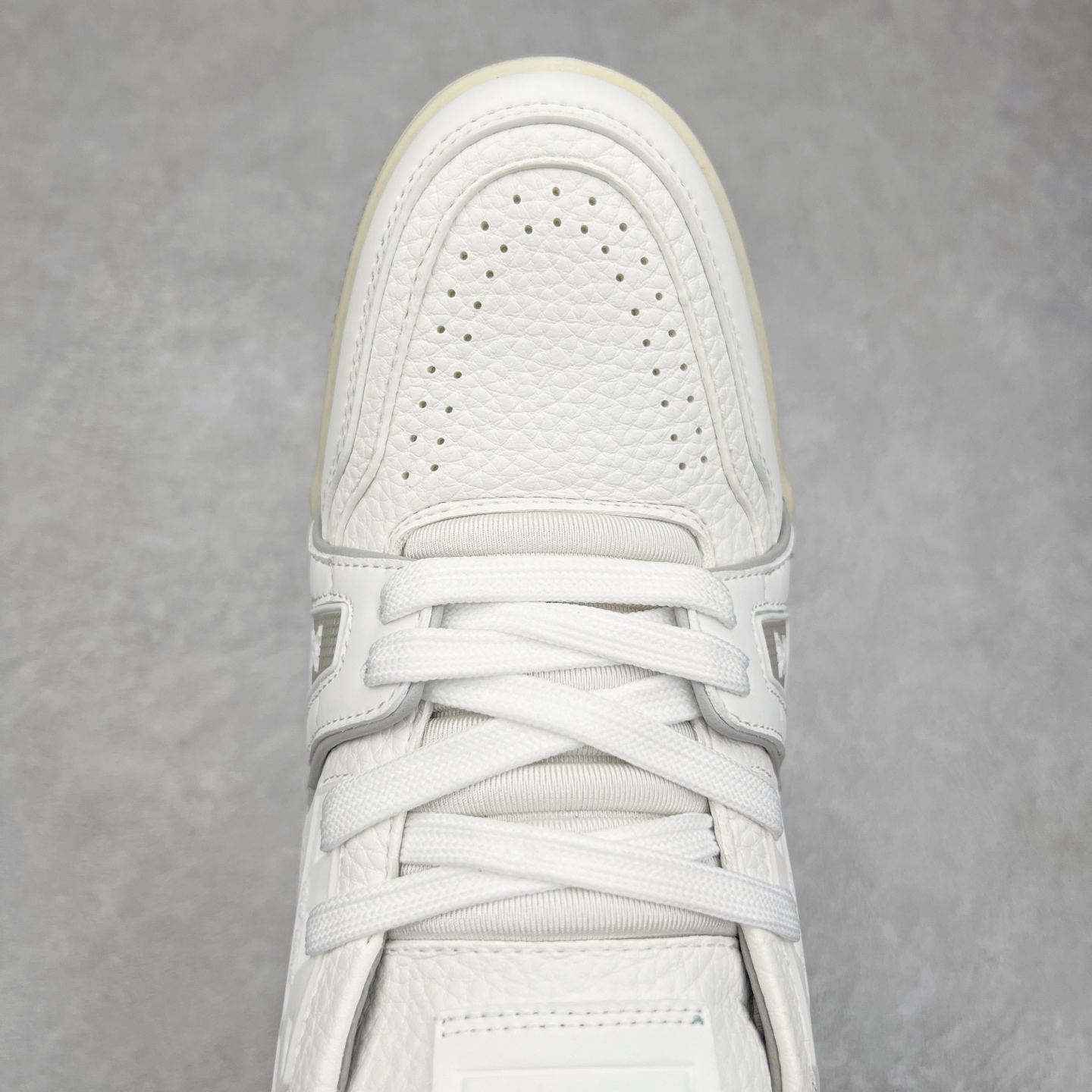 图片[4]-Louis Vuitton Trainer lv时装走秀运动鞋板鞋 老外外贸私人订单 口碑实力大厂出品 头层性价比版本 全套原纸板楦头开发 原汁原味 完美呈现版型 原数据独家私模大底 超高清洁度 极限压缩成本 超级跑量款式 全套原楦原纸版原鞋开模 独家磨具开发男女鞋 全网最具灵魂的版型 正确原装黄色鞋盒 正确中底印花 鞋面印花3D高频深度立体 全鞋电脑针车 紧密相连 针距密度一致 环保乳胶注塑鞋垫 厚度脚感还原原版 皮面裁剪部位 统一油边封口工艺 原装橡胶大底含胶量大底组合零偏差 专柜全套包装 防尘袋 说明书 质保卡 尺码：36 37 38 39 40 41 42 43 44 45-选品中心