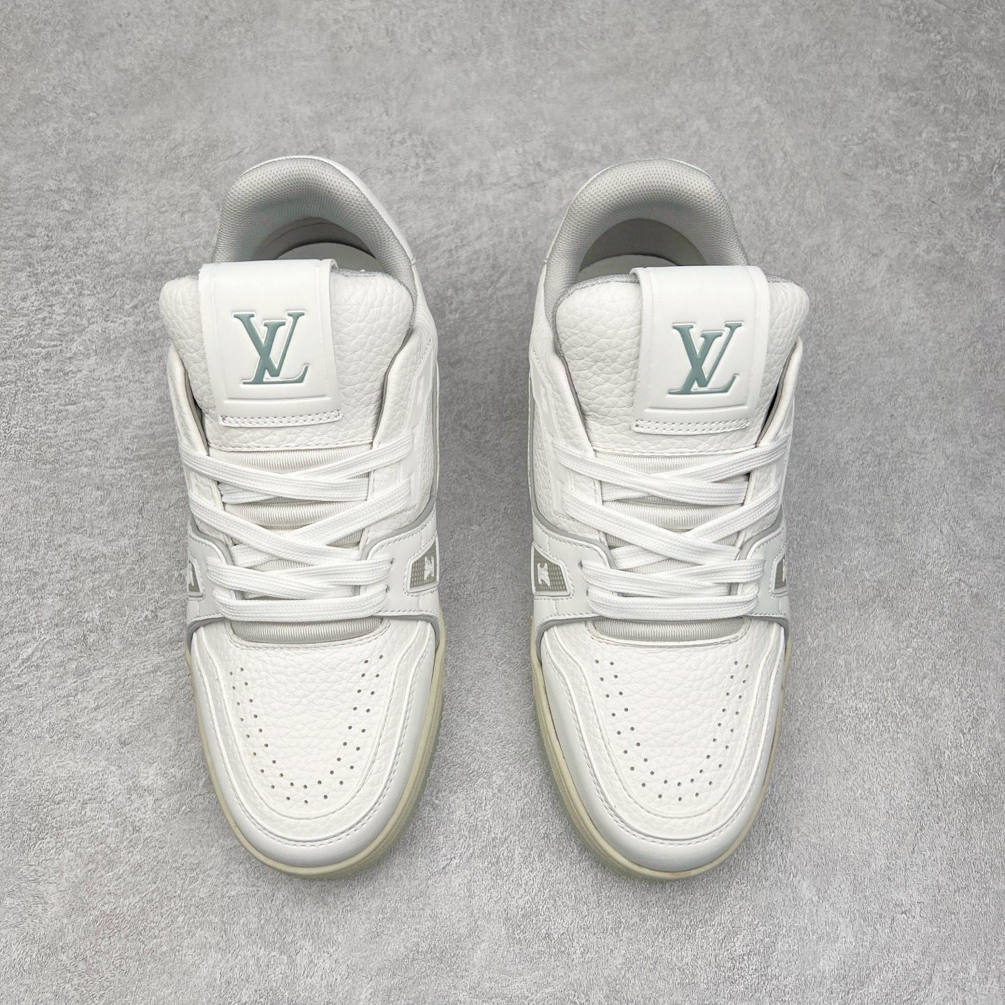 图片[2]-Louis Vuitton Trainer lv时装走秀运动鞋板鞋 老外外贸私人订单 口碑实力大厂出品 头层性价比版本 全套原纸板楦头开发 原汁原味 完美呈现版型 原数据独家私模大底 超高清洁度 极限压缩成本 超级跑量款式 全套原楦原纸版原鞋开模 独家磨具开发男女鞋 全网最具灵魂的版型 正确原装黄色鞋盒 正确中底印花 鞋面印花3D高频深度立体 全鞋电脑针车 紧密相连 针距密度一致 环保乳胶注塑鞋垫 厚度脚感还原原版 皮面裁剪部位 统一油边封口工艺 原装橡胶大底含胶量大底组合零偏差 专柜全套包装 防尘袋 说明书 质保卡 尺码：36 37 38 39 40 41 42 43 44 45-选品中心