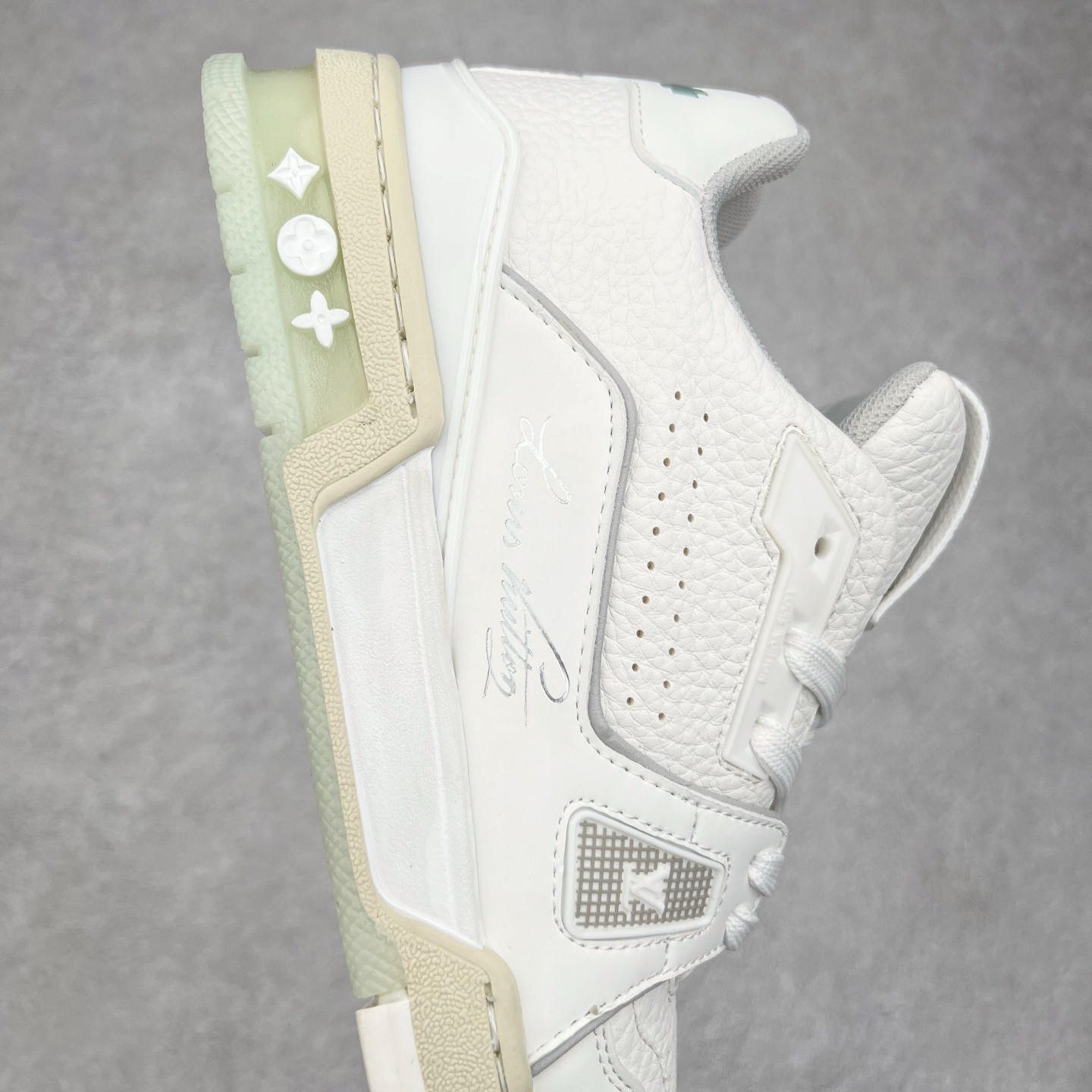 图片[6]-Louis Vuitton Trainer lv时装走秀运动鞋板鞋 老外外贸私人订单 口碑实力大厂出品 头层性价比版本 全套原纸板楦头开发 原汁原味 完美呈现版型 原数据独家私模大底 超高清洁度 极限压缩成本 超级跑量款式 全套原楦原纸版原鞋开模 独家磨具开发男女鞋 全网最具灵魂的版型 正确原装黄色鞋盒 正确中底印花 鞋面印花3D高频深度立体 全鞋电脑针车 紧密相连 针距密度一致 环保乳胶注塑鞋垫 厚度脚感还原原版 皮面裁剪部位 统一油边封口工艺 原装橡胶大底含胶量大底组合零偏差 专柜全套包装 防尘袋 说明书 质保卡 尺码：36 37 38 39 40 41 42 43 44 45-选品中心