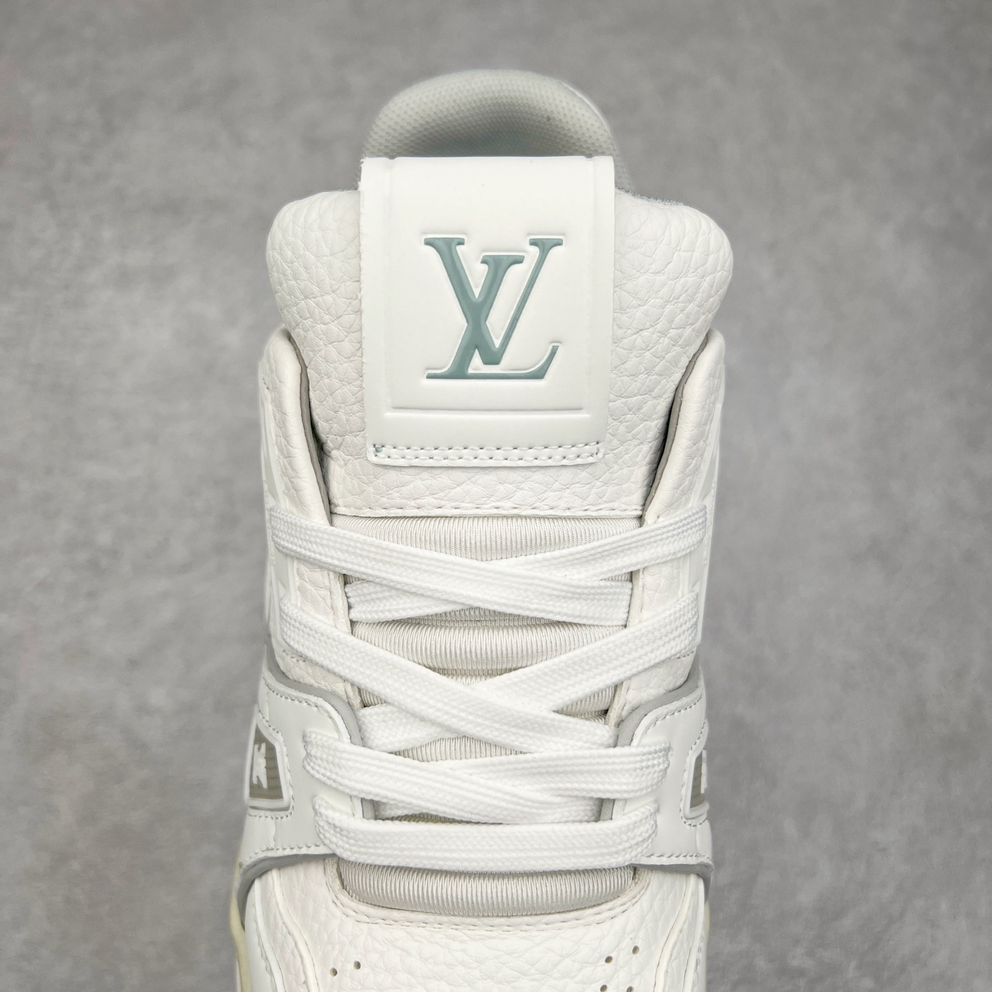 图片[5]-Louis Vuitton Trainer lv时装走秀运动鞋板鞋 老外外贸私人订单 口碑实力大厂出品 头层性价比版本 全套原纸板楦头开发 原汁原味 完美呈现版型 原数据独家私模大底 超高清洁度 极限压缩成本 超级跑量款式 全套原楦原纸版原鞋开模 独家磨具开发男女鞋 全网最具灵魂的版型 正确原装黄色鞋盒 正确中底印花 鞋面印花3D高频深度立体 全鞋电脑针车 紧密相连 针距密度一致 环保乳胶注塑鞋垫 厚度脚感还原原版 皮面裁剪部位 统一油边封口工艺 原装橡胶大底含胶量大底组合零偏差 专柜全套包装 防尘袋 说明书 质保卡 尺码：36 37 38 39 40 41 42 43 44 45-选品中心