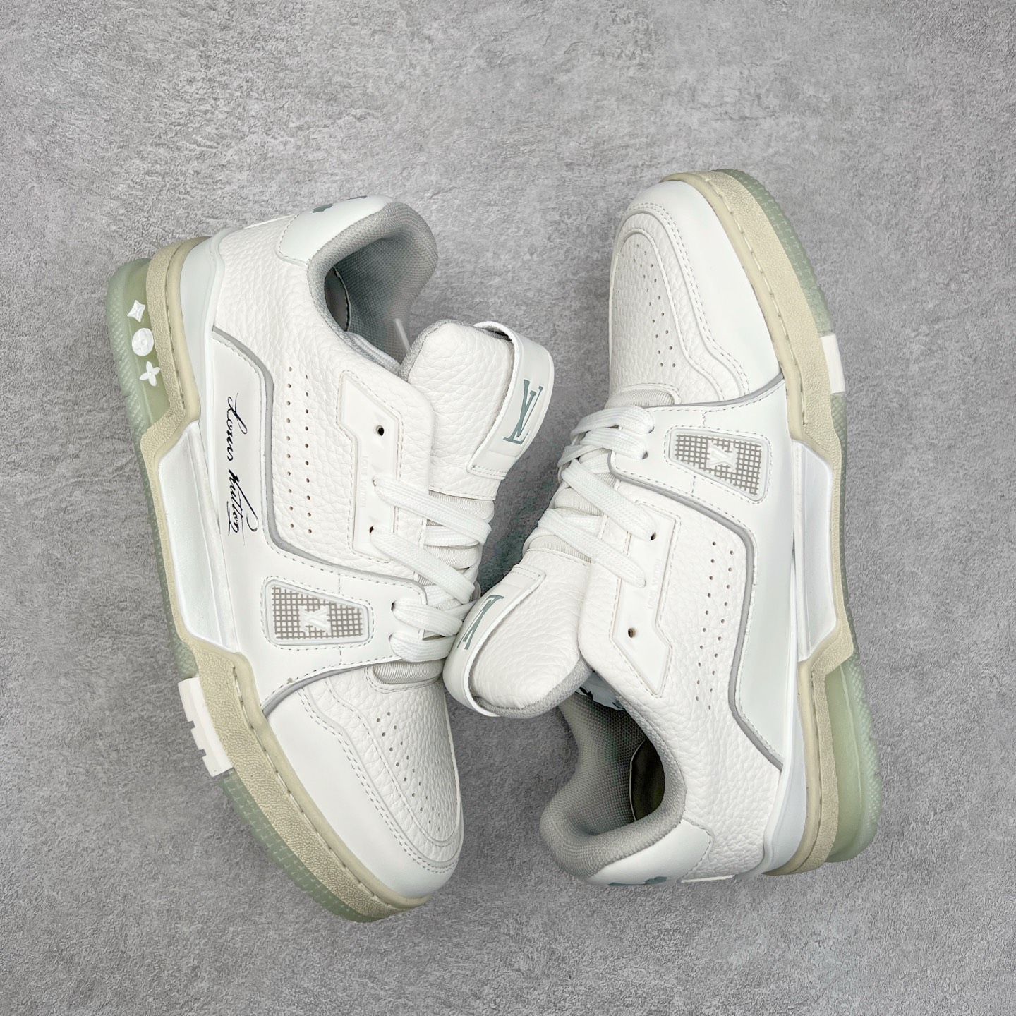 图片[3]-Louis Vuitton Trainer lv时装走秀运动鞋板鞋 老外外贸私人订单 口碑实力大厂出品 头层性价比版本 全套原纸板楦头开发 原汁原味 完美呈现版型 原数据独家私模大底 超高清洁度 极限压缩成本 超级跑量款式 全套原楦原纸版原鞋开模 独家磨具开发男女鞋 全网最具灵魂的版型 正确原装黄色鞋盒 正确中底印花 鞋面印花3D高频深度立体 全鞋电脑针车 紧密相连 针距密度一致 环保乳胶注塑鞋垫 厚度脚感还原原版 皮面裁剪部位 统一油边封口工艺 原装橡胶大底含胶量大底组合零偏差 专柜全套包装 防尘袋 说明书 质保卡 尺码：36 37 38 39 40 41 42 43 44 45-选品中心