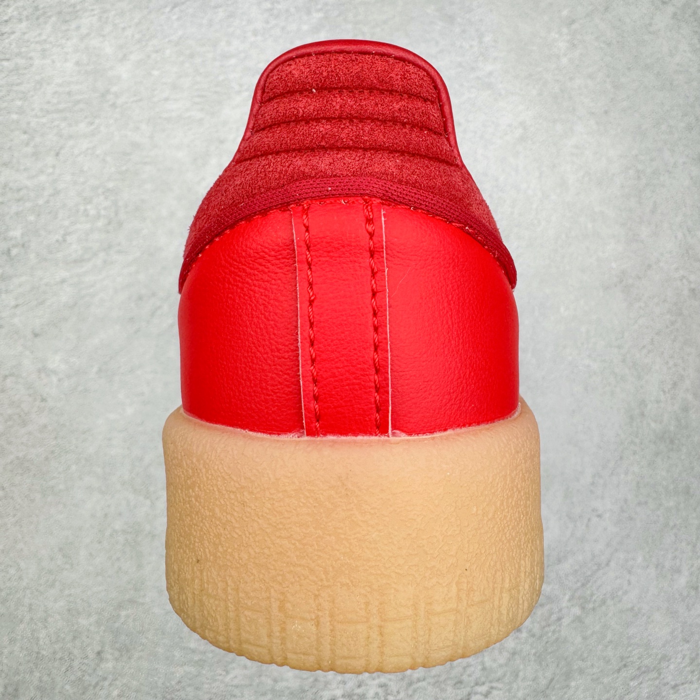 图片[8]-AD Samba XLG 桑巴舞加大厚底版系列德训风百搭松糕休闲运动板鞋生胶底 JI8858 自Originals Samba成功借势Blokecore风潮一跃成为街头巷尾的焦点鞋款后,不论是围绕Samba本身打造的各式「变种版本」,还是以Samba为蓝本打造联名鞋款,都成为了时尚潮流人士日常穿搭首选。Samba XLG是adidas Originals不断扩展XLG系列的一部分,旨在与年轻文化相契合,迎合那些希望通过个性时尚表达自我而不愿牺牲舒适度的年轻群体。街头时尚领域的Gen Z特别偏爱宽松的穿着风格。Samba XLG针对这一点做了创新。它在延续Samba OG经典设计的基础上,迎合年轻群体的穿着习惯,重塑为宽大的鞋身比例轮廓以及加厚中底,让消费者轻松展示自己独特的风格。全新的Samba XLG系列不仅迎合了当下年轻群体的穿搭习惯,加宽了鞋身比例以及将中底进一步增厚,在视觉比例上更加饱满,同时还保留了经典Samba的细节,这样一来,鞋迷朋友在穿搭上不仅能更加个性化,而且还能延续一定的复古感受。尺码：36 36⅔ 37⅓ 38 38⅔ 39⅓ 40 40⅔ 41⅓ 42 42⅔ 43⅓ 44 45-选品中心