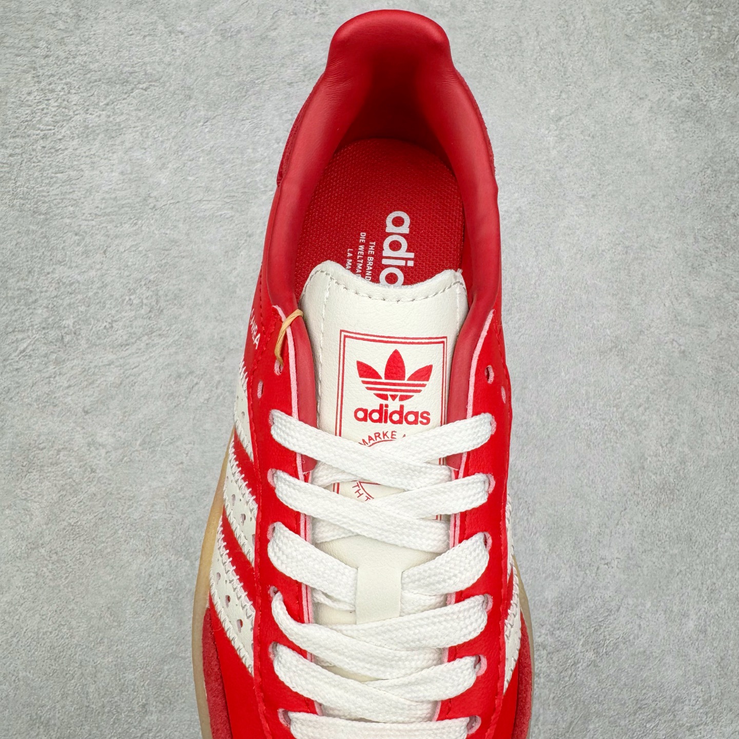 图片[5]-AD Samba XLG 桑巴舞加大厚底版系列德训风百搭松糕休闲运动板鞋生胶底 JI8858 自Originals Samba成功借势Blokecore风潮一跃成为街头巷尾的焦点鞋款后,不论是围绕Samba本身打造的各式「变种版本」,还是以Samba为蓝本打造联名鞋款,都成为了时尚潮流人士日常穿搭首选。Samba XLG是adidas Originals不断扩展XLG系列的一部分,旨在与年轻文化相契合,迎合那些希望通过个性时尚表达自我而不愿牺牲舒适度的年轻群体。街头时尚领域的Gen Z特别偏爱宽松的穿着风格。Samba XLG针对这一点做了创新。它在延续Samba OG经典设计的基础上,迎合年轻群体的穿着习惯,重塑为宽大的鞋身比例轮廓以及加厚中底,让消费者轻松展示自己独特的风格。全新的Samba XLG系列不仅迎合了当下年轻群体的穿搭习惯,加宽了鞋身比例以及将中底进一步增厚,在视觉比例上更加饱满,同时还保留了经典Samba的细节,这样一来,鞋迷朋友在穿搭上不仅能更加个性化,而且还能延续一定的复古感受。尺码：36 36⅔ 37⅓ 38 38⅔ 39⅓ 40 40⅔ 41⅓ 42 42⅔ 43⅓ 44 45-选品中心