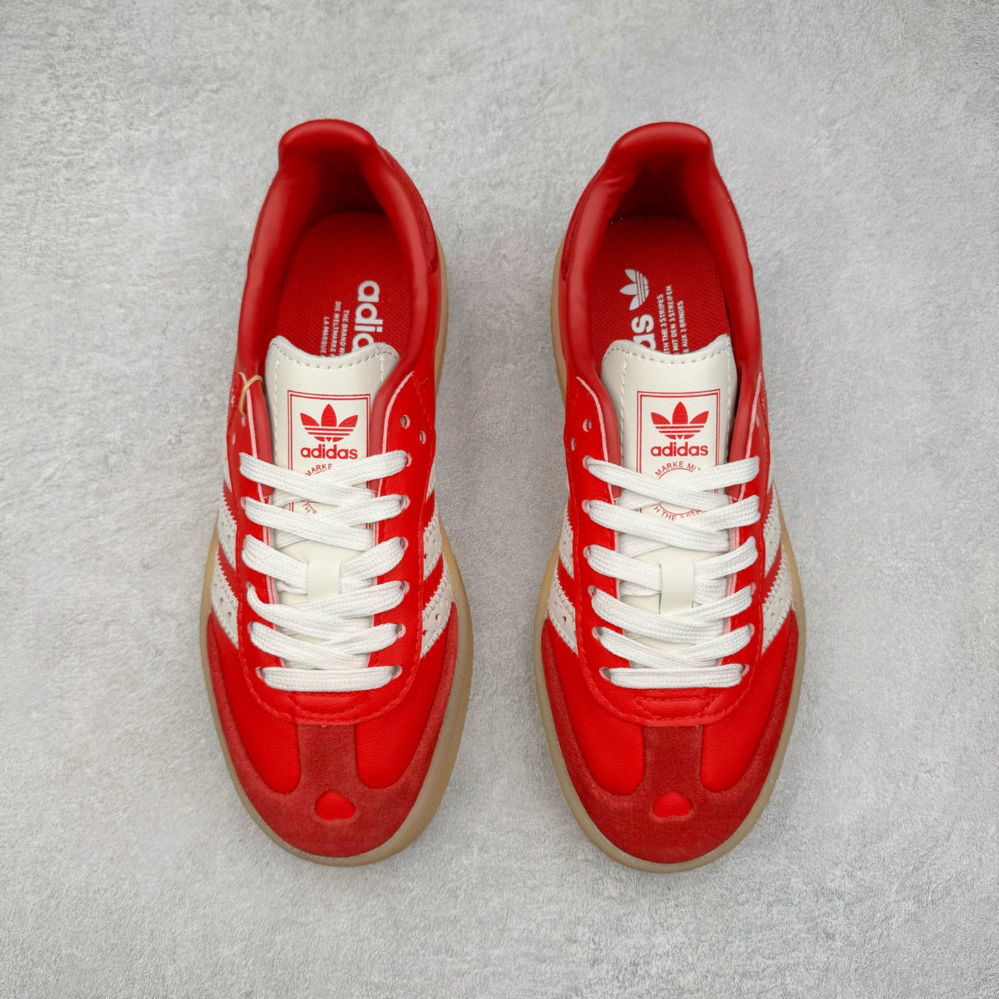 图片[2]-AD Samba XLG 桑巴舞加大厚底版系列德训风百搭松糕休闲运动板鞋生胶底 JI8858 自Originals Samba成功借势Blokecore风潮一跃成为街头巷尾的焦点鞋款后,不论是围绕Samba本身打造的各式「变种版本」,还是以Samba为蓝本打造联名鞋款,都成为了时尚潮流人士日常穿搭首选。Samba XLG是adidas Originals不断扩展XLG系列的一部分,旨在与年轻文化相契合,迎合那些希望通过个性时尚表达自我而不愿牺牲舒适度的年轻群体。街头时尚领域的Gen Z特别偏爱宽松的穿着风格。Samba XLG针对这一点做了创新。它在延续Samba OG经典设计的基础上,迎合年轻群体的穿着习惯,重塑为宽大的鞋身比例轮廓以及加厚中底,让消费者轻松展示自己独特的风格。全新的Samba XLG系列不仅迎合了当下年轻群体的穿搭习惯,加宽了鞋身比例以及将中底进一步增厚,在视觉比例上更加饱满,同时还保留了经典Samba的细节,这样一来,鞋迷朋友在穿搭上不仅能更加个性化,而且还能延续一定的复古感受。尺码：36 36⅔ 37⅓ 38 38⅔ 39⅓ 40 40⅔ 41⅓ 42 42⅔ 43⅓ 44 45-选品中心