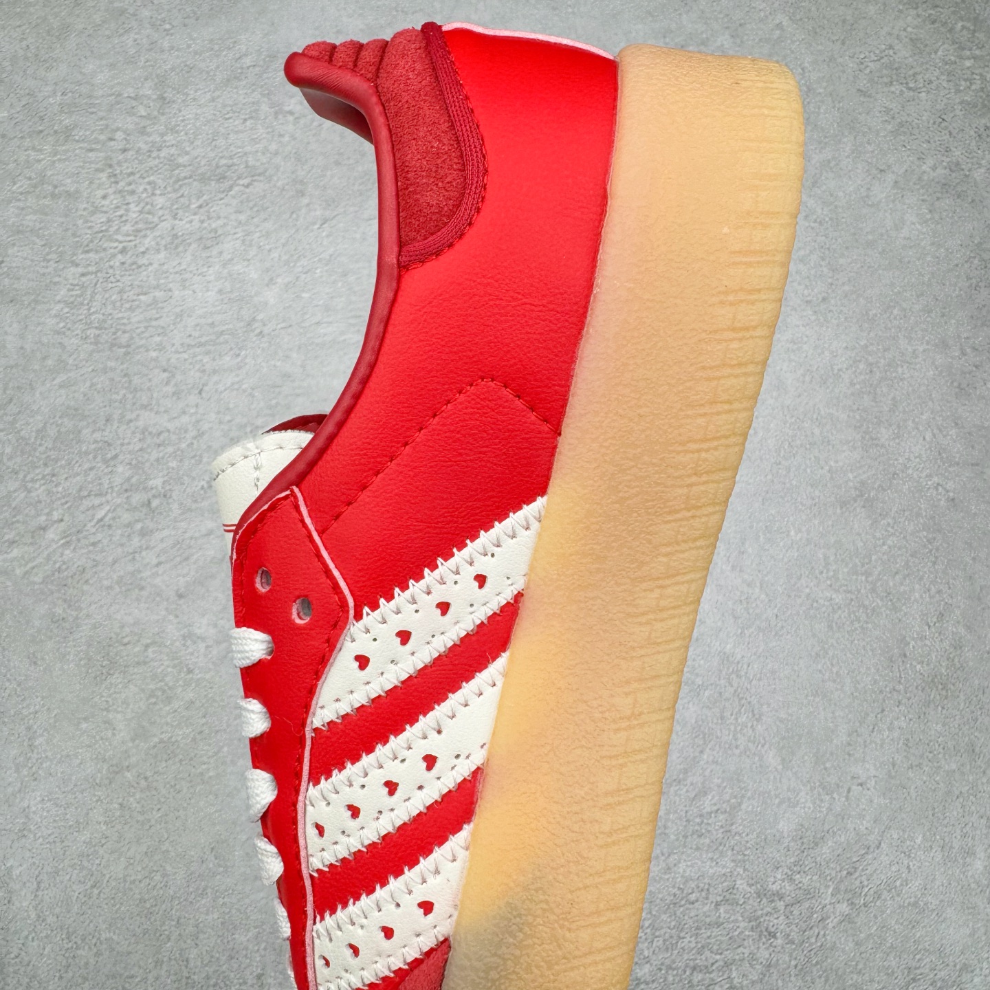 图片[7]-AD Samba XLG 桑巴舞加大厚底版系列德训风百搭松糕休闲运动板鞋生胶底 JI8858 自Originals Samba成功借势Blokecore风潮一跃成为街头巷尾的焦点鞋款后,不论是围绕Samba本身打造的各式「变种版本」,还是以Samba为蓝本打造联名鞋款,都成为了时尚潮流人士日常穿搭首选。Samba XLG是adidas Originals不断扩展XLG系列的一部分,旨在与年轻文化相契合,迎合那些希望通过个性时尚表达自我而不愿牺牲舒适度的年轻群体。街头时尚领域的Gen Z特别偏爱宽松的穿着风格。Samba XLG针对这一点做了创新。它在延续Samba OG经典设计的基础上,迎合年轻群体的穿着习惯,重塑为宽大的鞋身比例轮廓以及加厚中底,让消费者轻松展示自己独特的风格。全新的Samba XLG系列不仅迎合了当下年轻群体的穿搭习惯,加宽了鞋身比例以及将中底进一步增厚,在视觉比例上更加饱满,同时还保留了经典Samba的细节,这样一来,鞋迷朋友在穿搭上不仅能更加个性化,而且还能延续一定的复古感受。尺码：36 36⅔ 37⅓ 38 38⅔ 39⅓ 40 40⅔ 41⅓ 42 42⅔ 43⅓ 44 45-选品中心