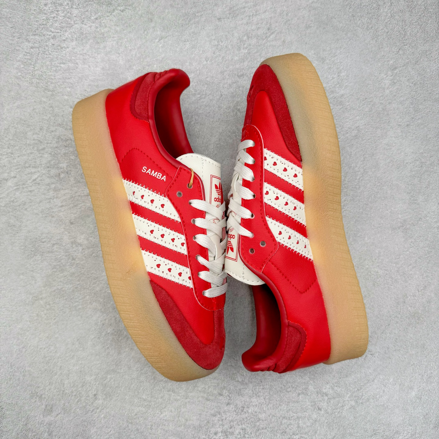 图片[3]-AD Samba XLG 桑巴舞加大厚底版系列德训风百搭松糕休闲运动板鞋生胶底 JI8858 自Originals Samba成功借势Blokecore风潮一跃成为街头巷尾的焦点鞋款后,不论是围绕Samba本身打造的各式「变种版本」,还是以Samba为蓝本打造联名鞋款,都成为了时尚潮流人士日常穿搭首选。Samba XLG是adidas Originals不断扩展XLG系列的一部分,旨在与年轻文化相契合,迎合那些希望通过个性时尚表达自我而不愿牺牲舒适度的年轻群体。街头时尚领域的Gen Z特别偏爱宽松的穿着风格。Samba XLG针对这一点做了创新。它在延续Samba OG经典设计的基础上,迎合年轻群体的穿着习惯,重塑为宽大的鞋身比例轮廓以及加厚中底,让消费者轻松展示自己独特的风格。全新的Samba XLG系列不仅迎合了当下年轻群体的穿搭习惯,加宽了鞋身比例以及将中底进一步增厚,在视觉比例上更加饱满,同时还保留了经典Samba的细节,这样一来,鞋迷朋友在穿搭上不仅能更加个性化,而且还能延续一定的复古感受。尺码：36 36⅔ 37⅓ 38 38⅔ 39⅓ 40 40⅔ 41⅓ 42 42⅔ 43⅓ 44 45-选品中心