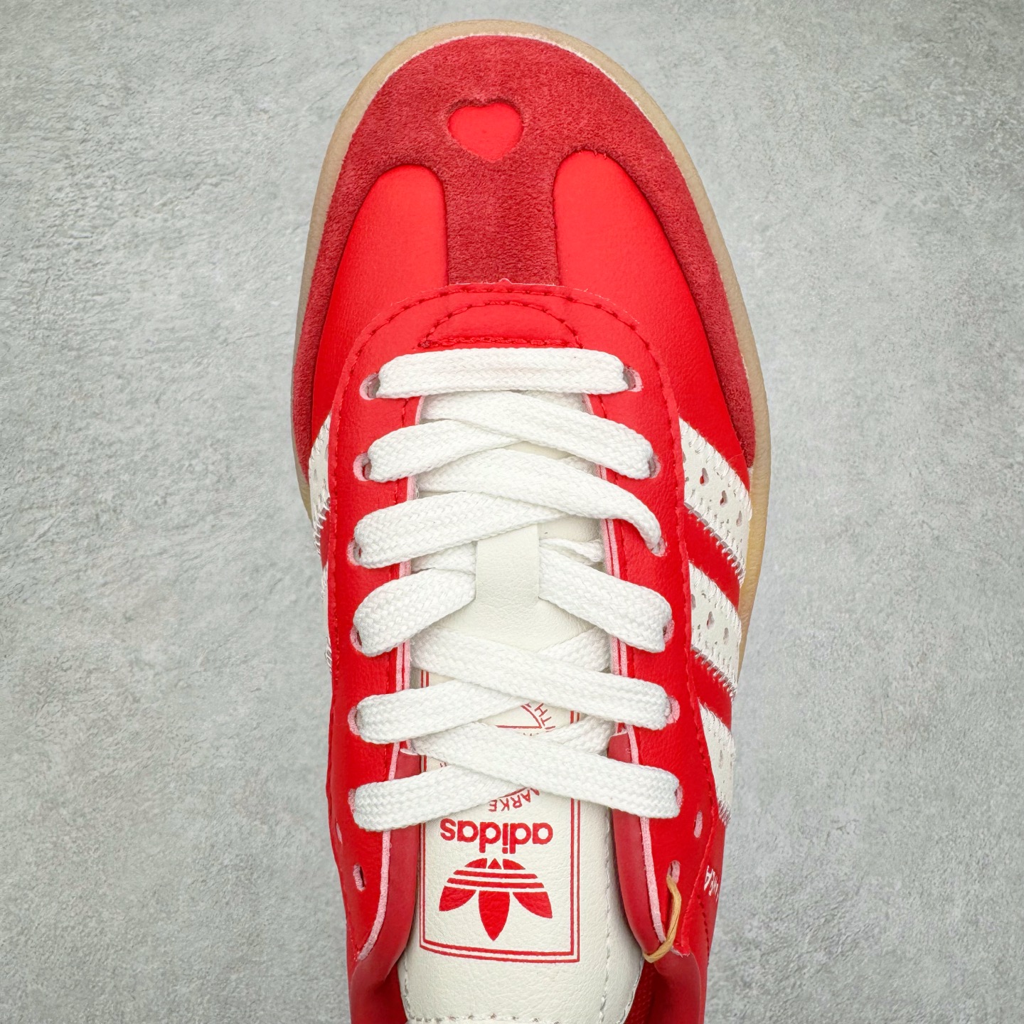 图片[4]-AD Samba XLG 桑巴舞加大厚底版系列德训风百搭松糕休闲运动板鞋生胶底 JI8858 自Originals Samba成功借势Blokecore风潮一跃成为街头巷尾的焦点鞋款后,不论是围绕Samba本身打造的各式「变种版本」,还是以Samba为蓝本打造联名鞋款,都成为了时尚潮流人士日常穿搭首选。Samba XLG是adidas Originals不断扩展XLG系列的一部分,旨在与年轻文化相契合,迎合那些希望通过个性时尚表达自我而不愿牺牲舒适度的年轻群体。街头时尚领域的Gen Z特别偏爱宽松的穿着风格。Samba XLG针对这一点做了创新。它在延续Samba OG经典设计的基础上,迎合年轻群体的穿着习惯,重塑为宽大的鞋身比例轮廓以及加厚中底,让消费者轻松展示自己独特的风格。全新的Samba XLG系列不仅迎合了当下年轻群体的穿搭习惯,加宽了鞋身比例以及将中底进一步增厚,在视觉比例上更加饱满,同时还保留了经典Samba的细节,这样一来,鞋迷朋友在穿搭上不仅能更加个性化,而且还能延续一定的复古感受。尺码：36 36⅔ 37⅓ 38 38⅔ 39⅓ 40 40⅔ 41⅓ 42 42⅔ 43⅓ 44 45-选品中心